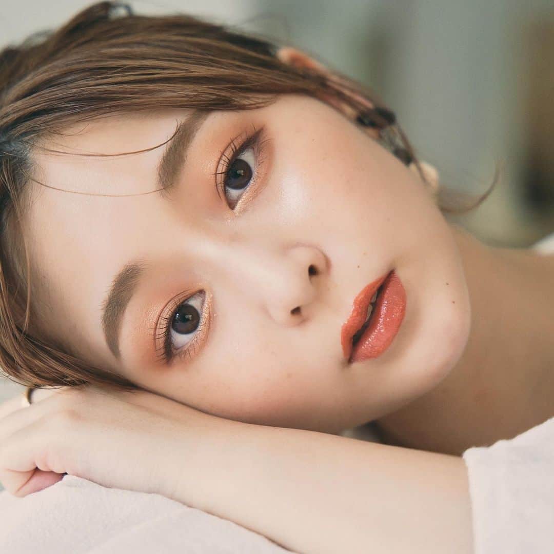 大木光のインスタグラム：「カジュアルなのに色っぽい. ラフなスタイルにも女性らしさを感じさせる。 swipe→→→アイメイク詳細 リップはhince 002M TIMELESS #アイメイク#アイシャドウ #アイライン#メイク#メイクアップ#コスメ好き#コスメ好きさんと繋がりたい#メイクレッスン#メイク好きな人と繋がりたい#アイメイク#hince #韓国メイク」