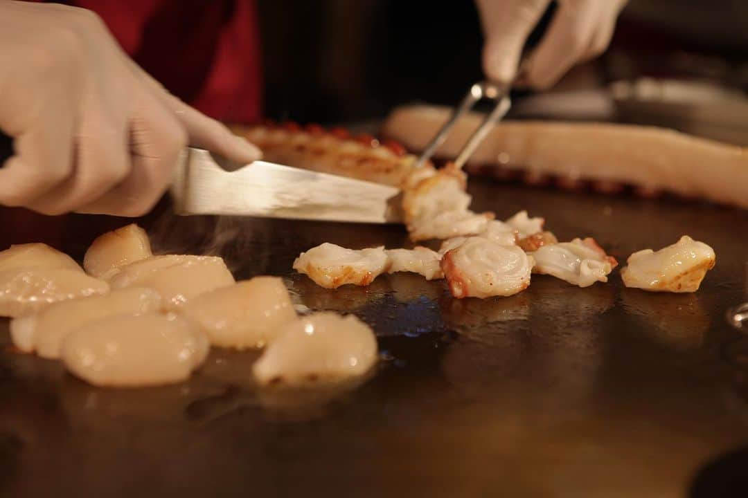 星野リゾート　トマムのインスタグラム：「ビュッフェレストランのニニヌプリで12月限定で開催している「海鮮フェア」。  ここで提供している料理の一つ、海鮮鉄板焼きでは、タコ、ホタテ、ホッキ貝を提供中。焼くことで旨味が凝縮します。 特にホッキ貝は軽く加熱することで旨味が増し、食感がとてもよくなります🥢🥢🥢  #HoshinoResorts #星野リゾート #tomamu #hoshinoresortstomamu #星野リゾートトマム #トマム #risonaretomamu #リゾナーレトマム #risonare #リゾナーレ #北海道旅行 #星野集團 #Hokkaidotrip #海鮮 #seafoodbowl」