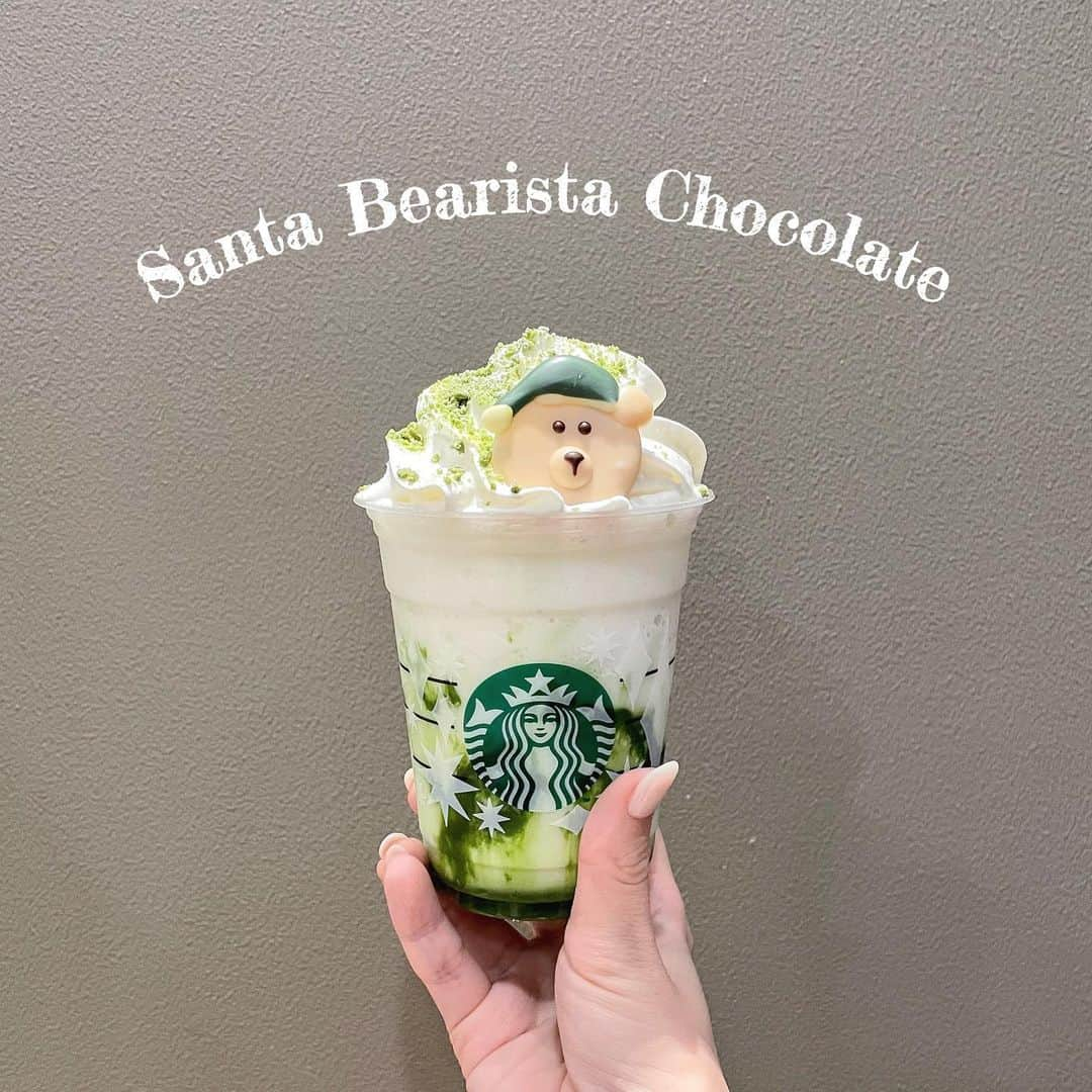 RIEさんのインスタグラム写真 - (RIEInstagram)「【 全国 / @starbucks_j 】﻿ ﻿ 本日 12/9 より発売開始🎉 ドリンクにトッピングできる くまサンタのチョコレート﻿ #サンタベアリスタチョコレート 🐻🎄﻿ ﻿ 今回組み合わせたのは期間限定の 抹茶×抹茶ホワイトチョコレートフラペチーノ🍵﻿  マーブル模様がきれいなドリンクで 緑のサンタ帽ともお似合い🎅🏼﻿ ﻿ スタバ飲むだけでもご褒美だけど トッピングするだけでより気分があがる🎀﻿ ﻿ オーダーメニュー👇🏼 ☑︎抹茶×抹茶ホワイトチョコレートフラペチーノ ¥590 ☑︎サンタ ベアリスタ チョコレート ¥50﻿ ﻿ ﻿ ﻿(10分前に飲んできた…即更新…)  #抹茶ホワイトチョコレートフラペチーノ #抹茶抹茶ホワイトチョコレートフラペチーノ #くま #くまさん #くまチョコ #スタバ #スタバカスタム #スタバラ部 #スタバ中毒 #スタバ新作 #スターバックス #すたーばっくす #フラペチーノ #抹茶スイーツ #抹茶ラテ #matcha #カフェ巡り #東京カフェ  #かふぇすたぐらむ #抹茶冰淇淋 #カフェ活 #カフェスタグラム #日本美食 #カペ #starbucks #starbuckscoffee #スタバ女子」12月9日 20時03分 - rie_tabi