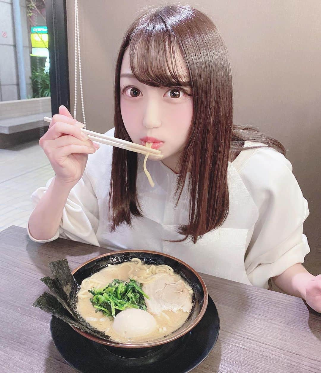 MI-MIさんのインスタグラム写真 - (MI-MIInstagram)「🍜❤︎  #🍜 #ラーメン #家系ラーメン #ラーメン女子 #らーめん女子 #らーめん大好き #横浜家系 #横浜家系ラーメン #六本木ラーメン #西麻布ラーメン」12月9日 20時03分 - mii__mi.chan