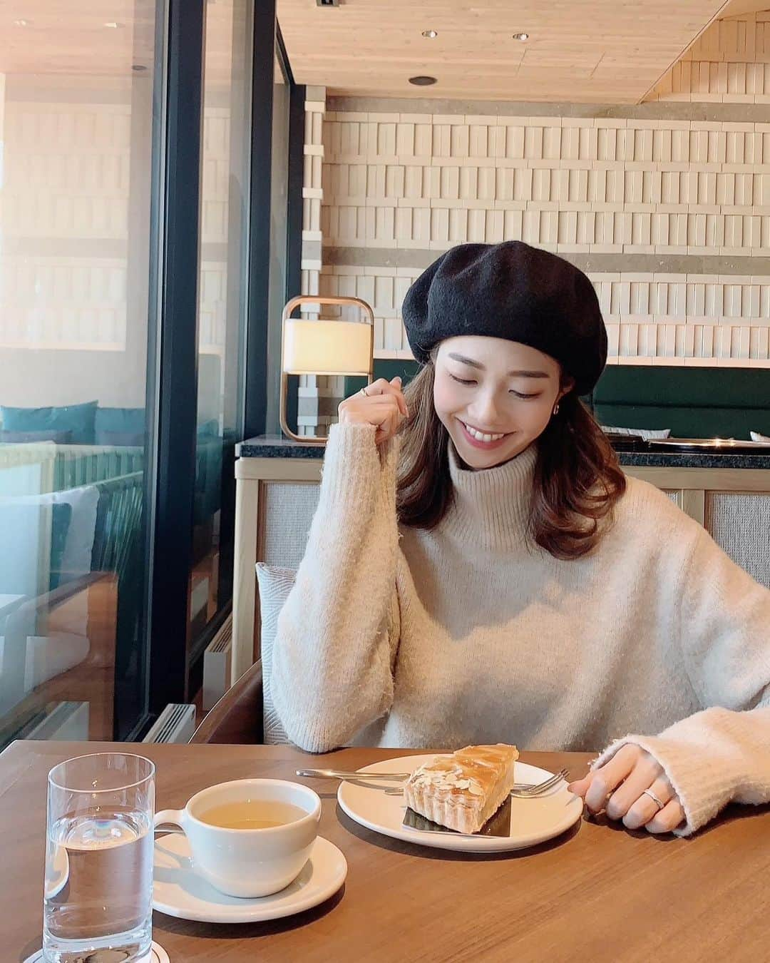 青山美沙子のインスタグラム：「軽井沢プリンス　イーストに新しくできたレストラン♡﻿ ﻿ ﻿ ALL DAY DINING LOUNGE/BAR﻿ "Primrose"プリムローズ﻿ 📍軽井沢プリンス　イースト﻿ @karuizawaprincehotel  ﻿ ﻿ お茶だけしてきました♡﻿ ﻿ ﻿ ﻿ ケーキがどれも可愛くて迷ったんだけど、﻿ せっかく軽井沢に来たので林檎パイに🍎﻿ ﻿ ﻿ ﻿ ﻿ 今まで食べたリンゴパイの中で1番美味しいかも！！っていうくらい最高でした♡﻿ ﻿ ﻿ ﻿ 店内も可愛いし、のんびり出来たし美味しいし、軽井沢に来たら絶対また来る☺︎♡﻿ ﻿ ﻿ ﻿ ﻿ 軽井沢プリンスがリニューアルオープンするのも楽しみだなぁ🥳﻿ ﻿ ﻿ ﻿ ﻿ #軽井沢プリンス#プリムローズ#軽井沢プリンスイースト#軽井沢プリンスホテルイースト#軽井沢カフェ#軽井沢グルメ#タートルニット#ミラオーウェン#milaowen#ミラオーウェンニット#ベレー帽#ザラ#ザラジョ#ザラ購入品#ベージュニット#ベージュタートル#タートルネック好き#アラサー女子#アラサー女子の休日#アラサーol#リンゴパイ#リンゴケーキ」