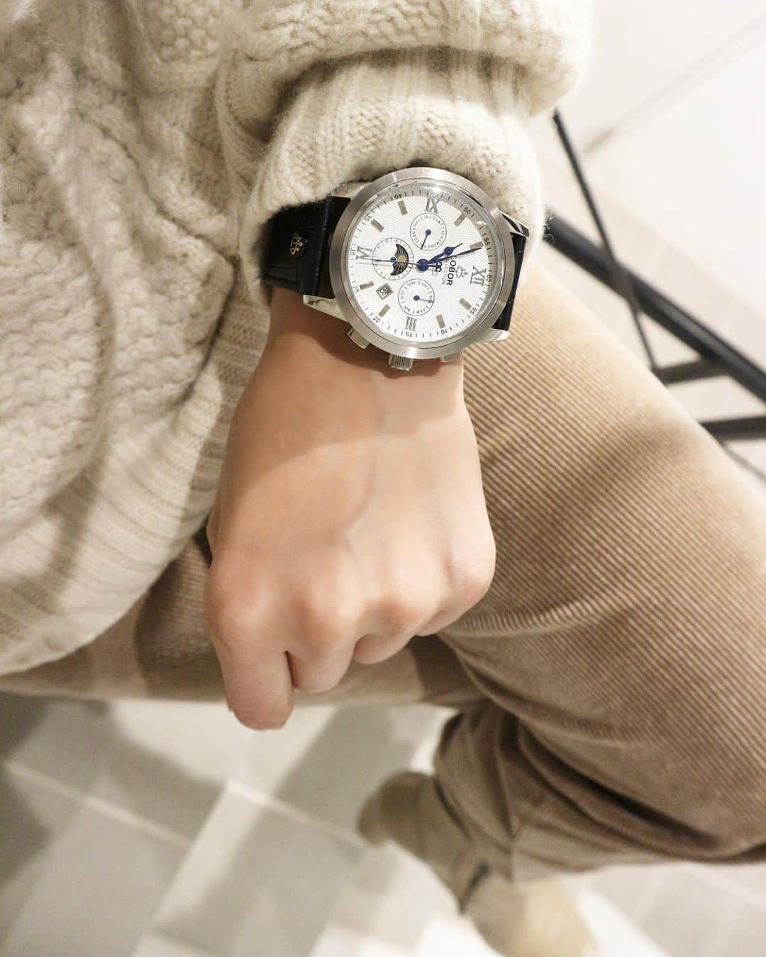 ANNA さんのインスタグラム写真 - (ANNA Instagram)「大事な人へのクリスマスプレゼントはもう決まりましたか？☺️🎄・ @loborjapan の腕時計はユニセックスなデザインなんだけど、私はCELLINI S DES VOEUX っていうモデルをチョイス⌚️・ ・ ごつめでコーディネートのアクセントになっていい感じ✨時間に合わせて現れる🌞と🌙にもキュンです✨・  ・ ・ クリスマスプレゼントをまだ探してるって方、もちろん自分用にも、是非オンラインストアを覗いてみてね！🎁・ ・  クーポンコード【annafla32】を使うと10％オフになります！使ってね🎄✨・ ・ ・ ・  #lobor #ロバー #腕時計 #時計 #手元倶楽部 #プレゼント #ギフト #クリスマスプレゼント #ペアウォッチ #ユニセックス #christmasgift  #watch」12月9日 20時14分 - anna_flare