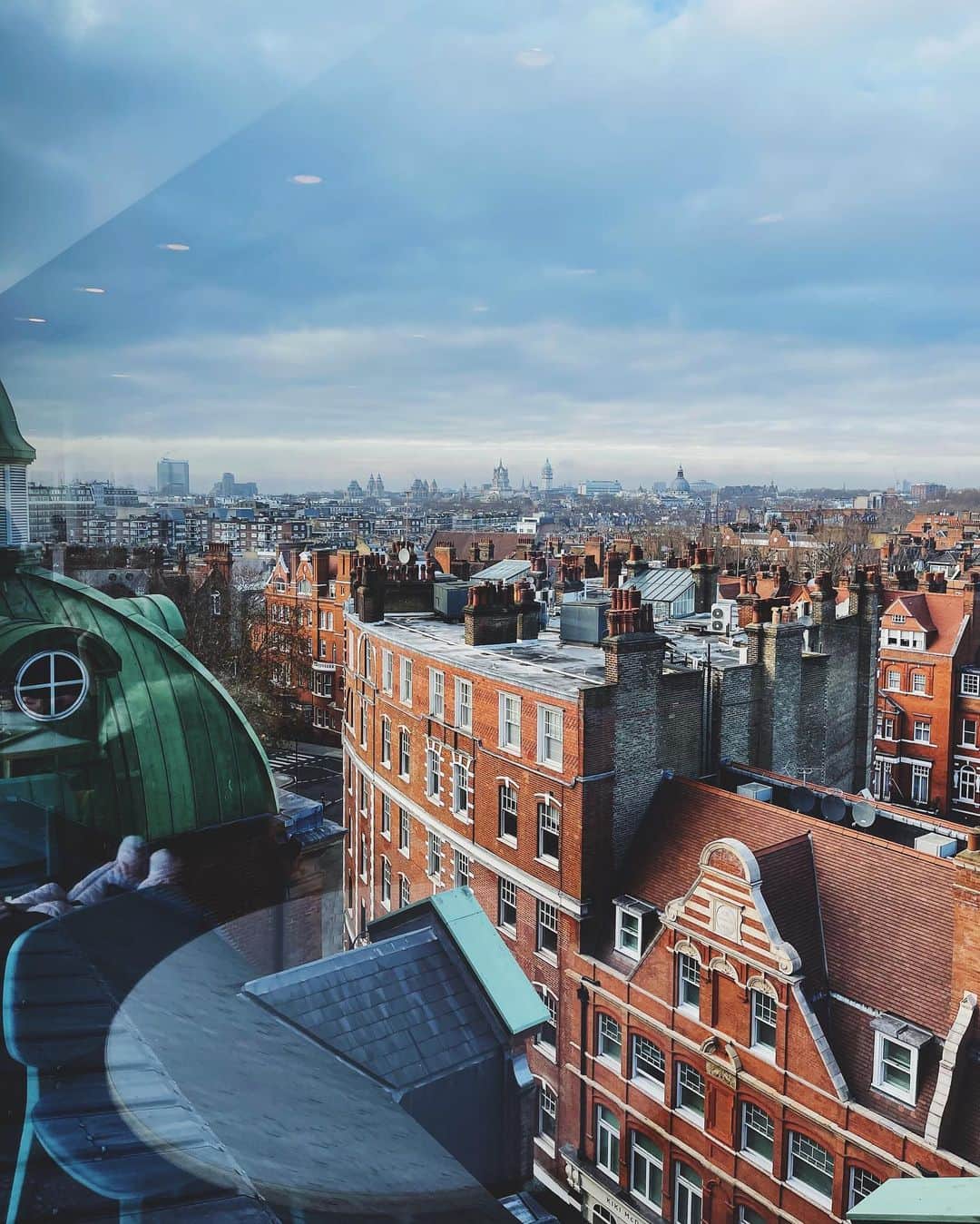 @LONDON | TAG #THISISLONDONさんのインスタグラム写真 - (@LONDON | TAG #THISISLONDONInstagram)「@MrLondon with a spectacular department store view across west London rooftops.... 😍🥰 But can you name the department store that has this incredible view?! 🤷🏻‍♂️👇🏼👇🏼👇🏼  ___________________________________________  #thisislondon #lovelondon #london #londra #londonlife #londres #uk #visitlondon #british #🇬🇧」12月9日 20時14分 - london