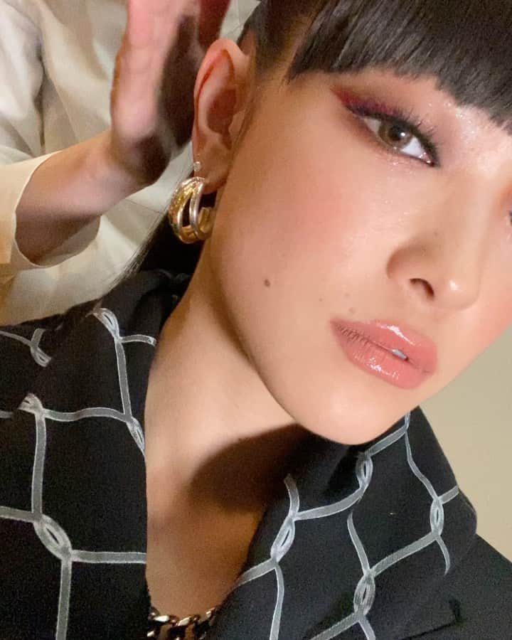 TANAKA ALICEのインスタグラム：「👁💖→🙂→🥴🤤  な〜んか絶対🤤🥴こんな顔してんだなぁ〜😟  #sukiyaki の時はピンクライン入れてるよ‼︎メイク参考に真似してみてね😊」