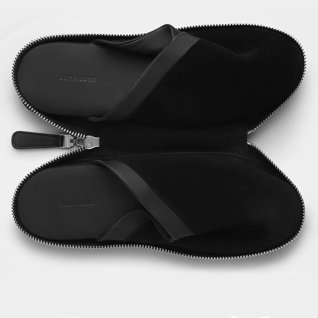 ジョンロブのインスタグラム：「Constructed in Cashmere suede, with a comfort-focused padded sole, and a customised travel bag, the Knighton slipper is the ultimate stay-at-home companion. . #johnlobb」
