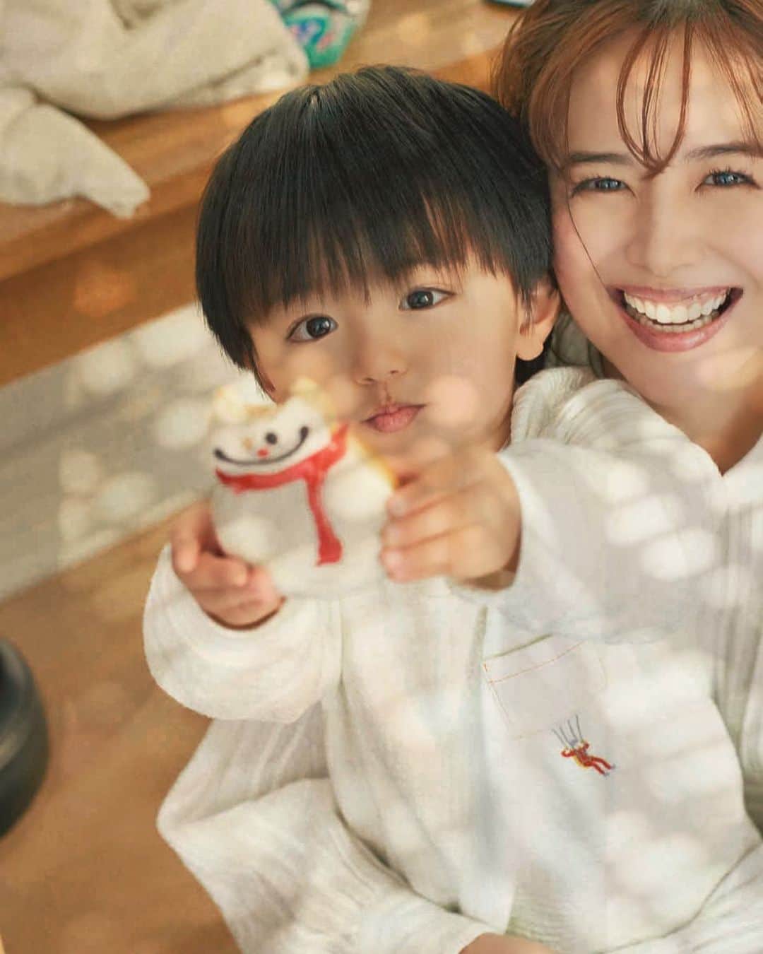 のインスタグラム：「. . 雪だるまのドーナツ。 . . FNS歌謡祭を見ていると 10代のアイドルから 大御所の歌手の方まで もれなく全て ゆいこちゃんに似てる と言われます。 . . #何とも言えない気持ち #息子#男の子#2歳#ドーナツ#クリスピードーナツ」