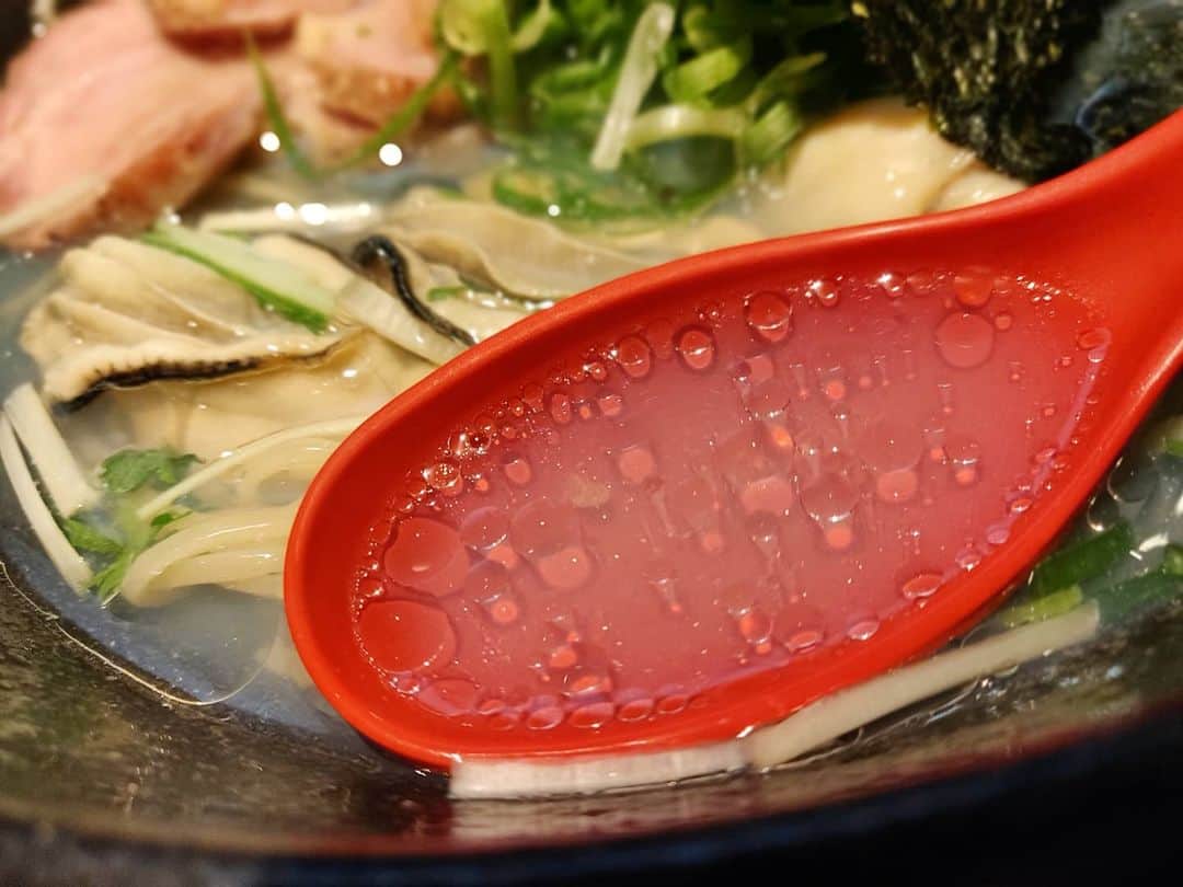 つけMen野郎さんのインスタグラム写真 - (つけMen野郎Instagram)「広島 ラーメン巌哲 2年振りの広島。この、乳白色(やや青)が牡蠣から滲み出る出汁。滋味とうまみがダブルでくる喜び。一昨年にはチャーシューが燻ってなかったかと思うが、現行の燻香はやや枠からはみ出た感じ。汁と素材が良い仕事をすればするほど気になってしまうかな。 まぁ麺、スープ、牡蠣、肉めっちゃうまかったんですけどね。」12月9日 20時09分 - bokurarri