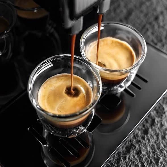 De'Longhi Sverigeのインスタグラム：「Med våra helautomatiska maskiner kan du enkelt brygga två koppar espresso samtidigt! ☕️ En fantastisk egenskap om du frågar oss 💙 #delonghi #seriousaboutcoffee #kaffekärlek #coffeelove」