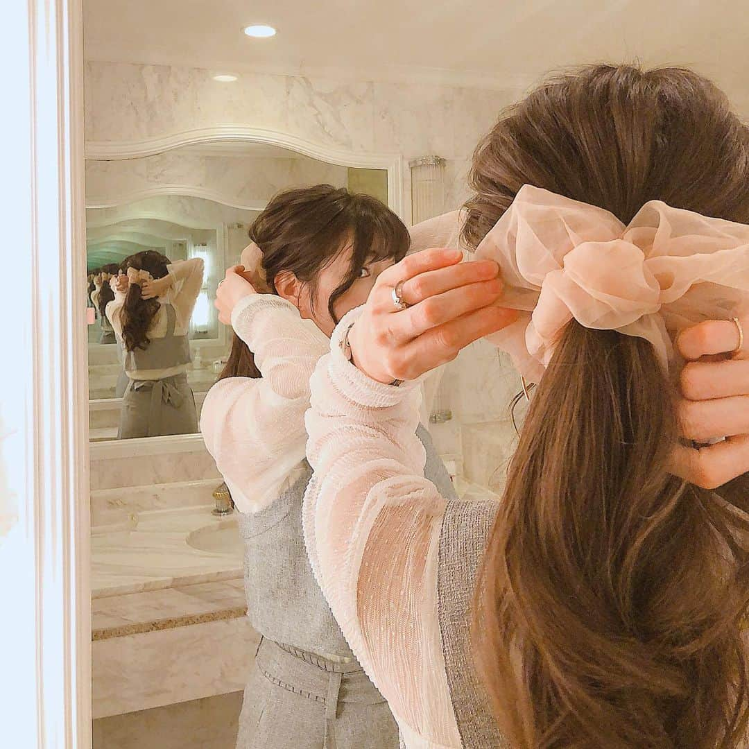 今吉めぐみさんのインスタグラム写真 - (今吉めぐみInstagram)「#hairaccessories  ﻿ ボリューミーなシュシュが﻿ すごく可愛くていいなぁと思ってて🧸❤️﻿ ﻿ @wc__official  でびっくりするくらい安かった！﻿ ﻿ 300円！！👀﻿ ﻿ これだけボリュームあると﻿ 他のお店もっと高いのに😂﻿ 即断でした😚﻿ ﻿ ﻿ #シュシュ#ボリュームシュシュ#ポニーテールリボンズ #ポニーテール#へああれんじ」12月9日 20時22分 - megu813