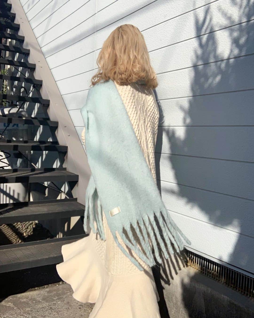 のインスタグラム：「こないだストーリーにちらっと書きましたが Lit.からnew year happy bagが登場します..🤍  見つけた瞬間、か、かわいい😳..ってなったマーメイドシルエットのケーブルニットopは動いたシルエットがと~~っても綺麗なの。 そして、だいすきなmint colorのボリュームマフラー🧣本当に肌触りよくってあったかい。 大判だからストールとしても着用できます..💞  ワンピースはhappy bagにしか入らない限定新作item、 マフラーもhappy bag限定color ..です😼✨  さらに.. ・Litオリジナルキャンバストート(これ大容量なのと刺繍がラメ糸で個人的にお気に入りすぎる..🦮) ・Litのお洋服2点  合計5点入り　¥15,000-(税込)  [合計金額¥25,000-相当が¥15,000-と大変お得なSETになります]  ・予約期間は12/12(土)12:00〜12/27(日)23:59 ※数量限定、無くなり次第終了です。  Lit.初のhappy bag..! ぜひcheckしていただけたら嬉しいです💞 #lit. @lit_offi」