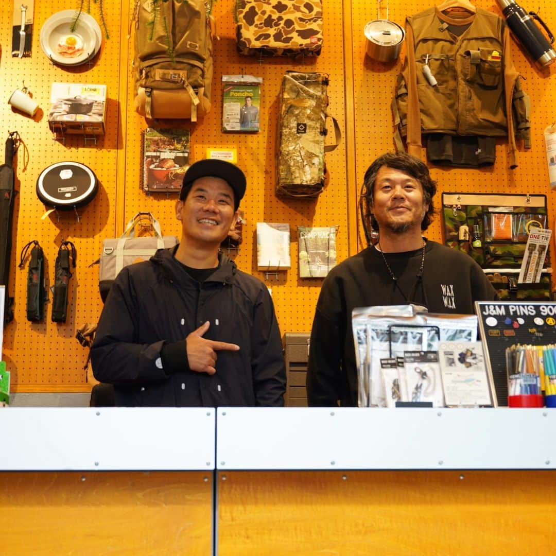 UNBY GENERAL GOODS STOREのインスタグラム：「@jun4shot さんとなにやら楽しいお打ち合わせ☺️ 横浜のBLUE CAMPから、たくさんの出会いがありました。　@sonic_kinosita  ソニッククラフティさんがつくる UNBY仕様のカスタムバイク「ベスグライド」誕生もBLUE CAMPがきっかけでしたね！ なにやら、動き出しましたよー😘たのしみにおまちくださいね。じゅんさん、ありがとうございます！ 握手してもらっちゃいました😭や、役得‼️‼️それにしても、うちのボスとじゅんさん、く、くろい😭‼️‼️ . . . . @jun4shot  @irie_fishing_club  @raggachina   #iriefishingclub  #jun4shot  #アイリーフィッシングクラブ#as2ov  #アッソブ #コラボレーション #unby #fishing  #outdoor #gear #キャンプ #ファンなのを打ち明けられない #シャイな2人に肩を組んだら？といいはじめる無茶ぶりの弊社カメラマン」
