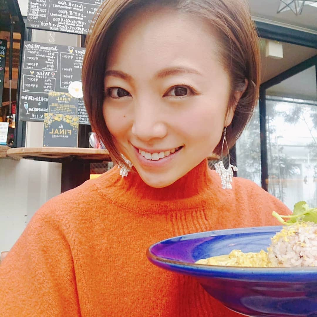 真鍋摩緒のインスタグラム：「#代々木ビレッジ 「 #代々木カリー 」に久々に行ってきましたー！🍛😍 @yoyogi_curry  久々のホタテレモンカリー 今の時期はビンダルーも食べれるよ😊  作曲家・クリエイターの川村ユキさんがプロデュースされた「代々木カリー」には 立ち上げからメニュー考案で携わらせていただいた 思い出深いお店！😂  我が家はインドか！ってくらい スパイスにまみれた日々🤩(笑)  本格スパイスカレーに和のテイストを加え 十五穀米で提供する新しいのに日本人なじみのいい スタイルであいされて９年！ 実は年内で閉店なんです！😭  というのも、 母体である「代々木ビレッジ バイ クルック（代々木VILLAGE by kurkku）」が、期間限定の企画運営でして12月29日をもってプロジェクト終了となるんです。😭  小林武史さんがプロデュースを務め 音楽家の大沢伸一さん、インテリアデザイナーの片山正通さん、プラントハンターの西畠清順さん、イタリアンシェフの笹島保弘シェフなど、錚々たるメンバーが参画され  約9年間で累計400万人以上が来場した「都会のオアシス」プラントハンター清順さんが世界中から集められた植物は本当に楽しくて、息子も大好きな場所でした！😊🌿  同施設の退去後は「自然と共生」をテーマにした新プロジェクトを展開する予定なのだそうですが  真鍋考案カリーが食べられるのは２９日までなので まだ食べてない！また食べたい！！！😍  そんなあなたは是非あと２０日中に代々木カリーへ！🙋」