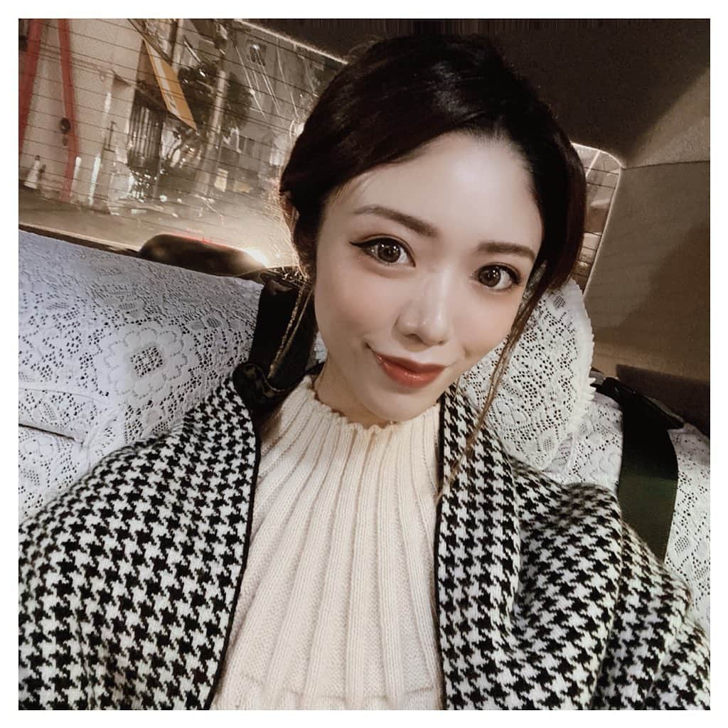 ARIKAのインスタグラム：「移動中🚕💭 . タクシーで移動中に( ∩'-'📷⊂ ) 千鳥柄のストールお気に入り🤍 @dior だよ🧣 . #おひとりさま #移動中 #タクシー #自撮り #dior #ストール #冬コーデ #千鳥柄 #可愛い #お洒落  #workout #makeup #hair #me #girl #swag #l4l #love #selfie #bestoftheday #followme #dog #lovedogs #お洒落さんと繋がりたい」