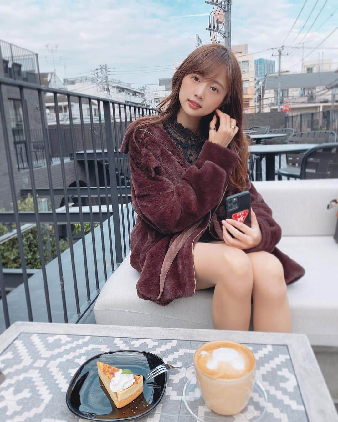 熊江琉唯さんのインスタグラム写真 - (熊江琉唯Instagram)「新大久保にとてもいい感じのカフェがありました☕️❤︎  併設されてるホテルもオシャンだったから機会あったら泊まってみたい…✨  りらちゃん @kirarin_harry_official が素敵な写真撮ってくれた(*^^*)ありがとー💗💗  #me #model #cafe #coffee #新大久保カフェ #新大久保 #カフェ巡り #屋上 #寒い #冬コーデ #fashion #OOTD #outfit #ファッション #ストッキング じゃ寒いわ」12月9日 20時19分 - ruikumae