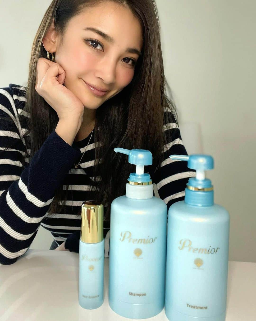 里海のインスタグラム：「いつでも、綺麗で美しい髪でいたい⭐ 頭皮ケアから美しい髪へ導いてくれるラサーナのプレミオール😉  美髪への分かれ道はシャンプー選びからだそうです✨  そして髪の内部と外側にダブルのアプローチをしてくれるトリートメントとヘアエッセンス✨ 心地いい毎日のために使い続けてみます🥰  #ラサーナ #lasana #premior #プレミオール #ラサーナプレミオール #lasanapremior #pr」