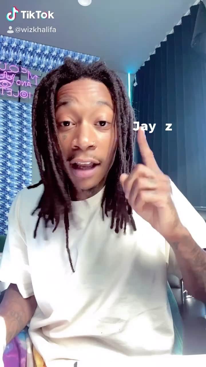 ウィズ・カリファのインスタグラム：「She got them lips 🦈💕」