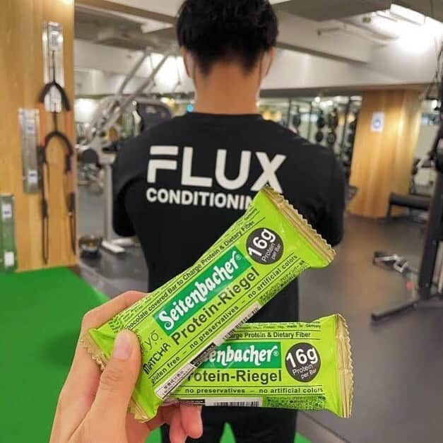 FLUX CONDITIONINGSさんのインスタグラム写真 - (FLUX CONDITIONINGSInstagram)「人工甘味料・着色料・香料不使用のプロテインバー販売開始﻿ ﻿ ﻿ グルテンフリーでたんぱく質16gが摂れる安心・安全のプロテインバー﻿ ﻿ 現在抹茶、チョコレート味が店舗にて購入可能です。﻿ ﻿ ﻿ トレーニング前・後の栄養補給に！﻿ ﻿ ﻿ FLUX CONDITIONINGS﻿ ﻿ #fluxconditionings #flux #conditioning #training #workout #gym #daikanyama #shibuya #コンディショニング #トレーニング #フラックス #ボディメイク #ダイエット #機能改善 #不調改善 #肩こり改善 #姿勢改善 #猫背改善 #日常生活 #トレーニングライフ #運動習慣作り #ワンランク上の生活 #代官山ジム #渋谷 #たんぱく質 #プロテインバー #人工甘味料不使用 #グルテンフリー #安心安全 #美容」12月10日 7時13分 - flux.conditionings