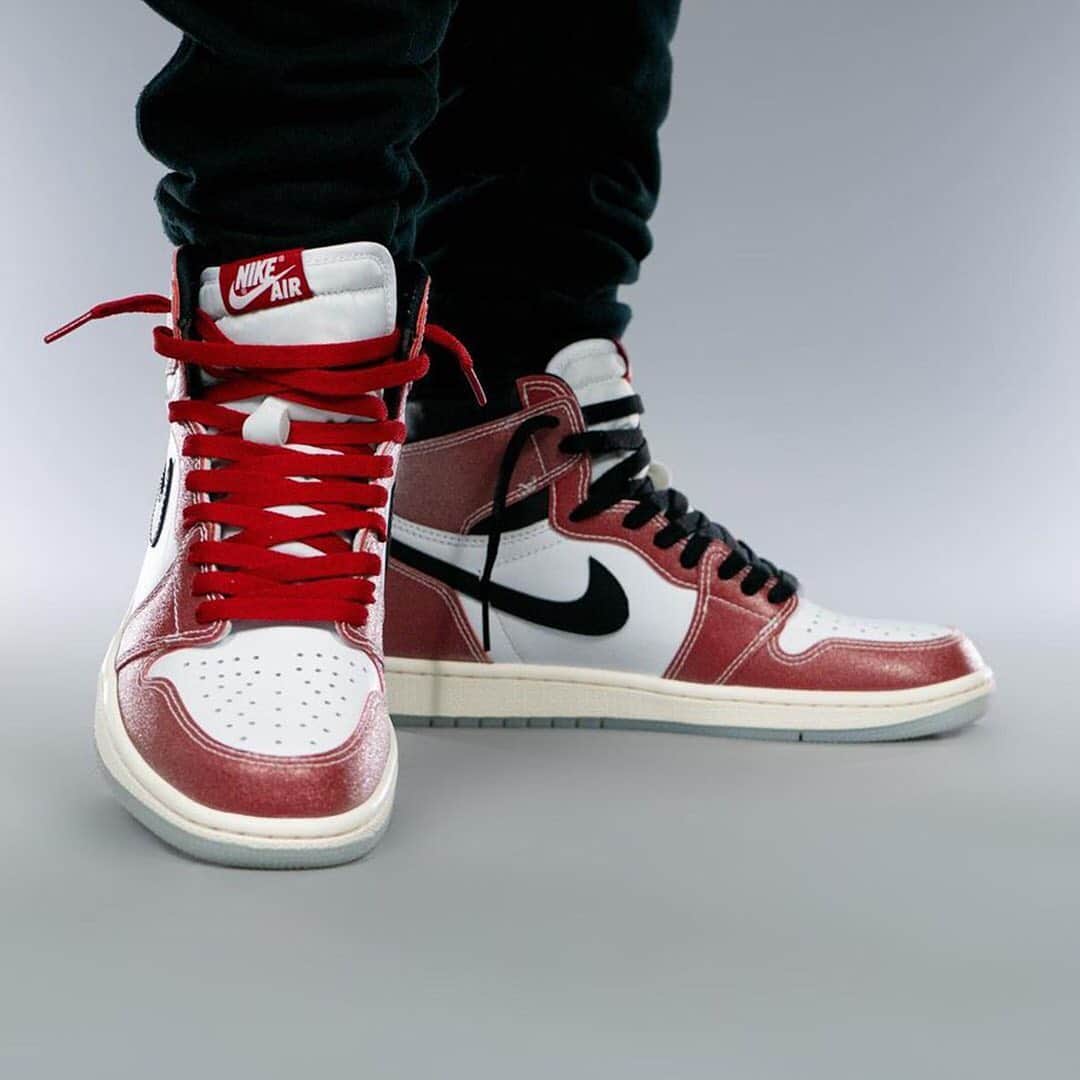 HYPEBEASTさんのインスタグラム写真 - (HYPEBEASTInstagram)「@hypebeastkicks: Here's a detailed look at the upcoming @trophyroomstore x Air Jordan 1. From a looks standpoint, the sneaker borrows its colorblocking directly from Jordan Brand‘s seminal Air Jordan 1 “Chicago.” The collaboration nods to an early piece of His Airness’ NBA legacy: namely the legend of the 1985 All-Star Game “Freeze-Out.” Although it’s never been officially confirmed by the game’s other participants, the “Freeze-Out,” where legends like Isiah Thomas and Larry Bird may have conspired to keep the ball out of a brash rookie Jordan’s hands, has become a part of NBA history. Saluting this story, Trophy Room’s AJ1 nods to the game, the legend surrounding it, and the gold chains that MJ wore in the Slam Dunk Contest the day before the game. Stay tuned for more info.⁠⠀ Photo: @yankeekicks」12月10日 7時14分 - hypebeast
