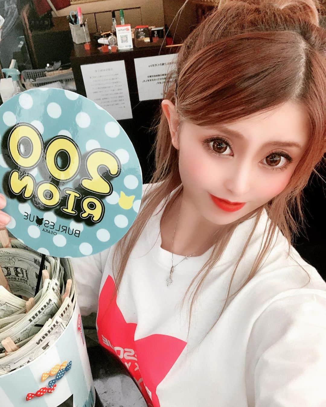 うららさんのインスタグラム写真 - (うららInstagram)「バケツ3つも頂いて、ホント幸せでした🥺💋 めちゃめちゃ久々に会えた方(来なかったら心配なるのでたまには来てください😑笑)、いつもお世話になってる方、そしてバーレスク東京のまなちゃん👼🏼❤️ ホントにホントにありがとう😭✨  . . . #バーレスク大阪 #バーレスク東京 #burlesque #北新地 #showpub #うらら #dancer #singer #キャバ嬢 #ホスト #モデル #cute #ポールダンス #アイドル #ギャル  #パリピ #gogodancer #脚フェチ #ビキニギャル #エロ可愛い #可愛い #小悪魔 #インスタ映え #飲み会 #ふぉろーみー #いいね #脚フェチ #エンタメ #最高 #イベント #皆ありがとう」12月10日 7時16分 - urara_burlesque