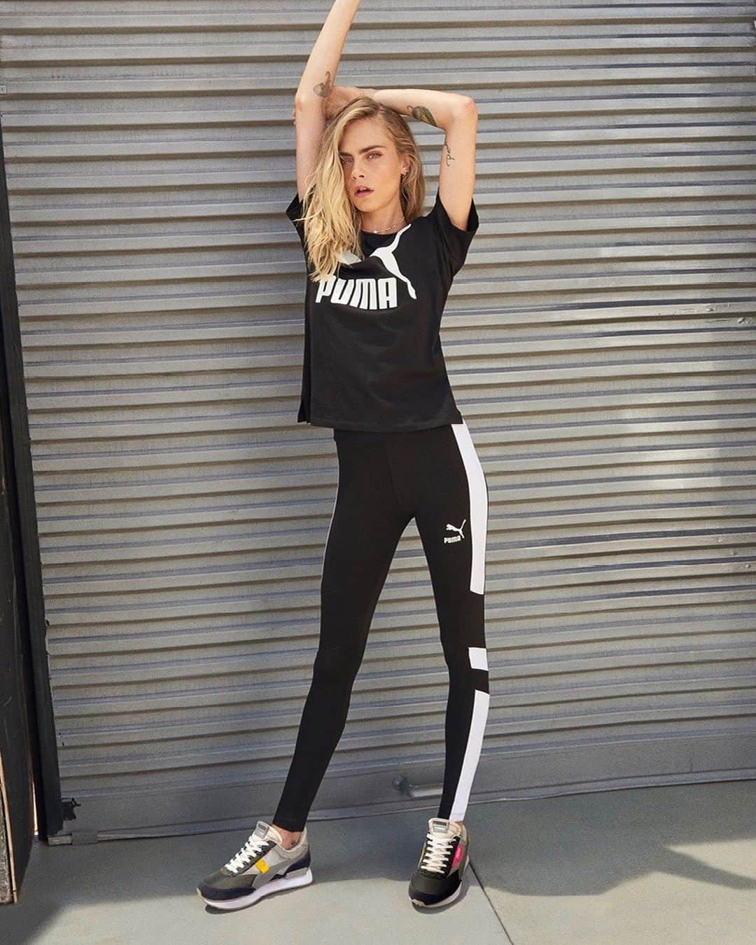 カーラ・デルヴィーニュのインスタグラム：「New shoessss ❤ Brand new @puma Future Rider just dropped at @footlockereu」