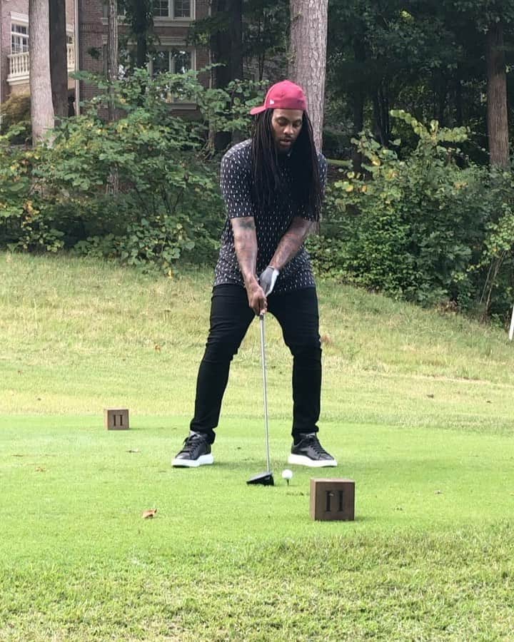 ワカ・フロッカ・フレイムのインスタグラム：「Okay this is when I judge myself lol  1. Why tf my hat .. whatever 😂 2. My stance is shitty 3. Why the fuck my shoe it’s ten minutes till two 😂 4. My front foot came off the ground  5. This not fucking baseball 🤣 @shannonsharpe84 tell yo brother I need some help. I heard he the truth」