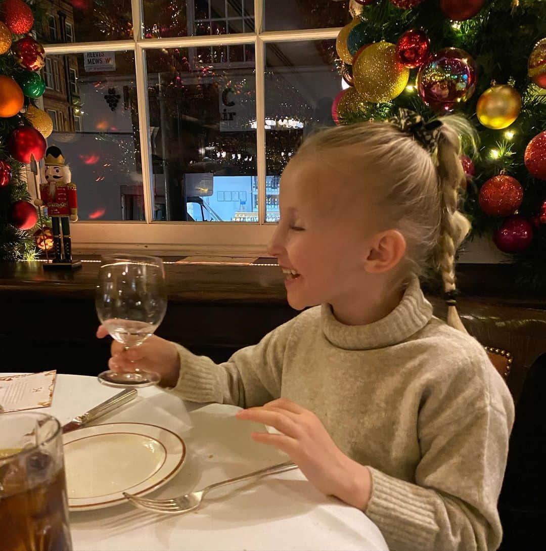 ビリー・フェアーズさんのインスタグラム写真 - (ビリー・フェアーズInstagram)「Christmas night out with our little lady ... and let me tell you the conversation is flowwwwingggg 😂😂🥰✨🎄 (the things she comes out with 😂😭) .. we found the most Christmassy restaurant we could find and then off to the theatre to watch the beautiful @jacjossa in #achristmascarol  we are soooo excited 🥰✨🌟」12月10日 5時48分 - billieshepherdofficial