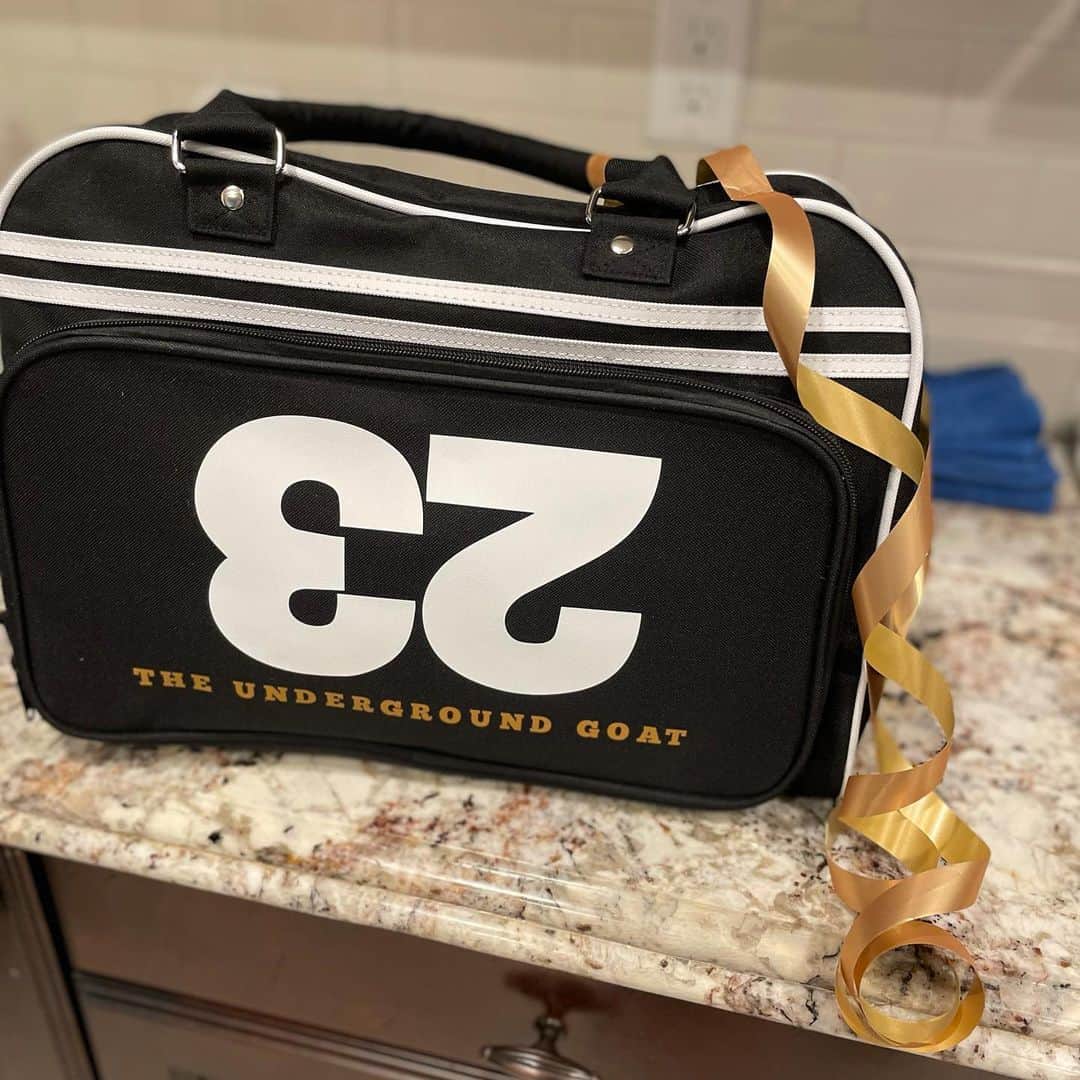 ルイス・ウィリアムスのインスタグラム：「Early Xmas gift from some of my favorite ppl. I’m a semi professional bowler. 😎 leave your hate below lol. Thanx @fashiondree @e_hammerrr @wavyayvy」