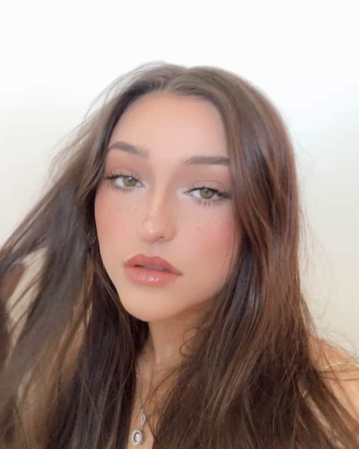 テイラー・グラブスのインスタグラム：「whats your favorite feature about yourself?」