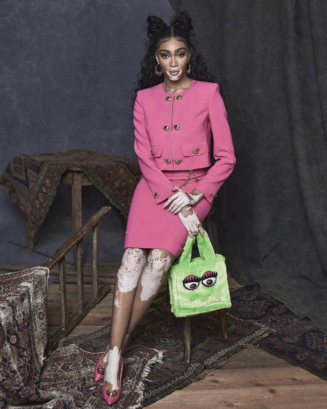 Moschinoさんのインスタグラム写真 - (MoschinoInstagram)「Moschino Women’s PreFall 2021 @winnieharlow #moschino @itsjeremyscott #winnieharlow photo @marcus_mam」12月10日 5時52分 - moschino