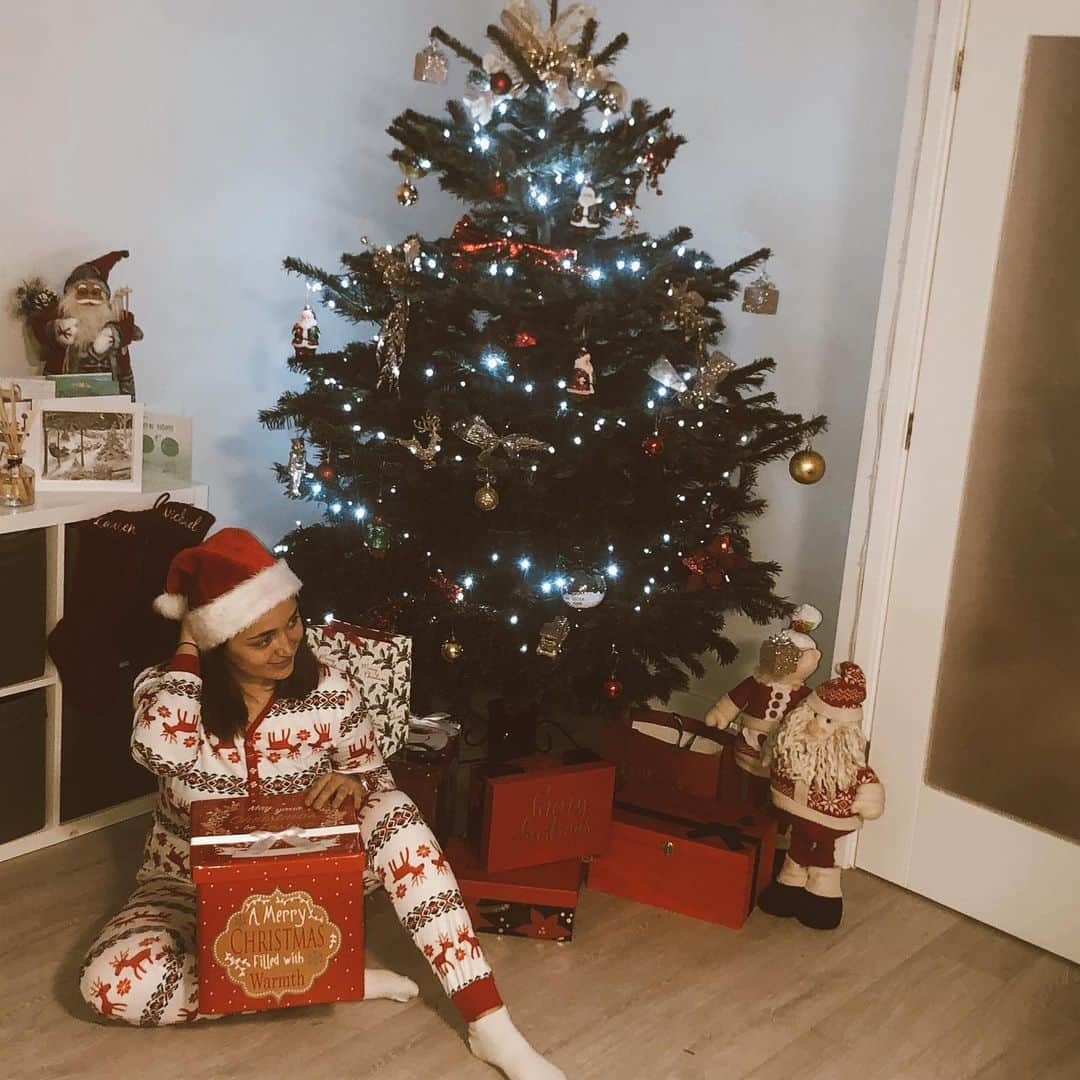 ローレン・プラットのインスタグラム：「Wouldn’t be Christmas without a tree photoshoot💁🏽‍♀️🎄」