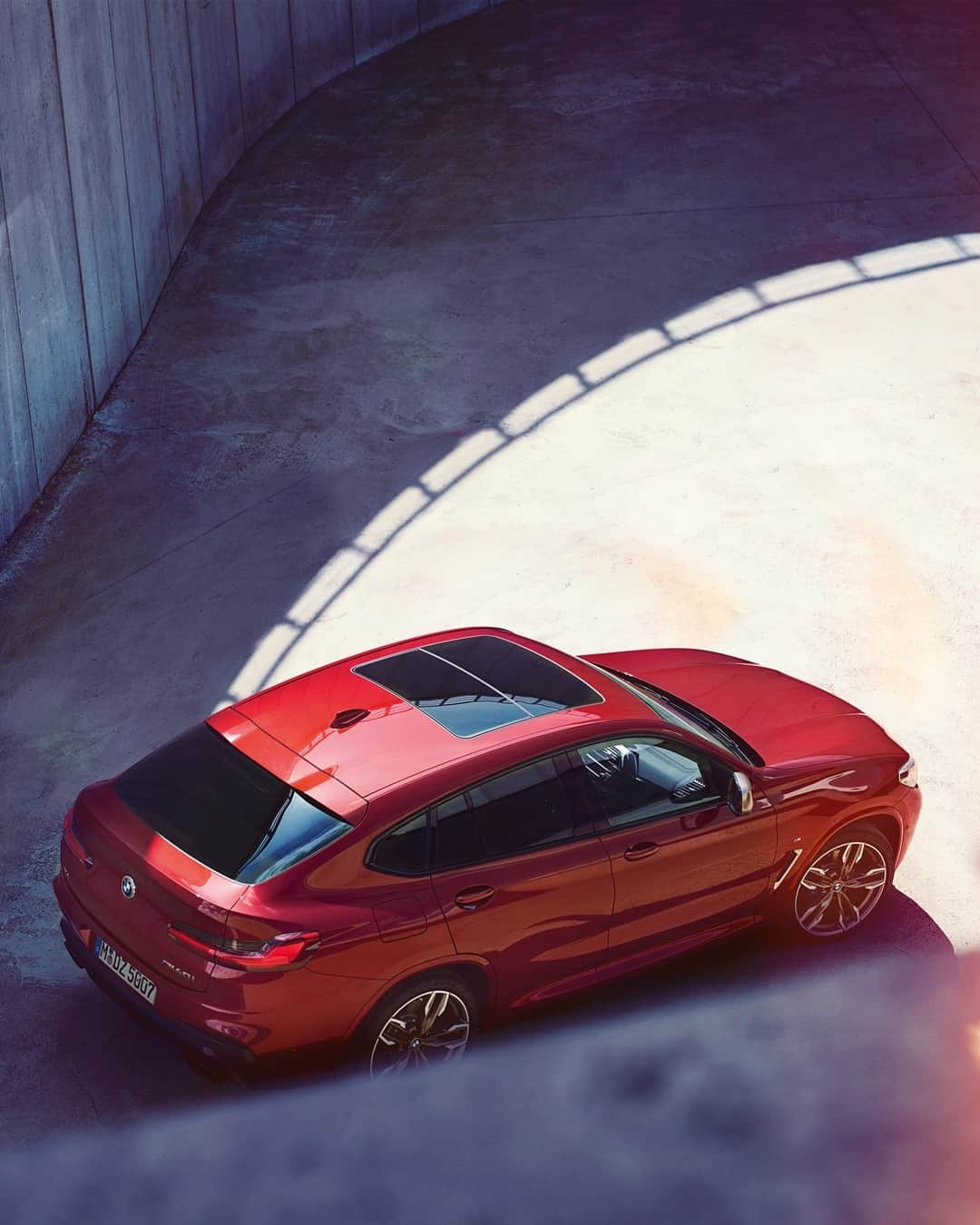BMWのインスタグラム：「Fine-tuned for adventures. The BMW X4. #TheX4 #BMW #X4 __ BMW X4 M40i: Fuel consumption in l/100 km (combined): 8.2–7.8. CO2 emissions in g/km (combined): 186–178. Further information: www.bmw.com/disclaimer.  	 Acceleration (0-100 km/h): 4.8 s. Power: 265 kW, 360 hp, 500 Nm. Top speed (limited): 250 km/h.」