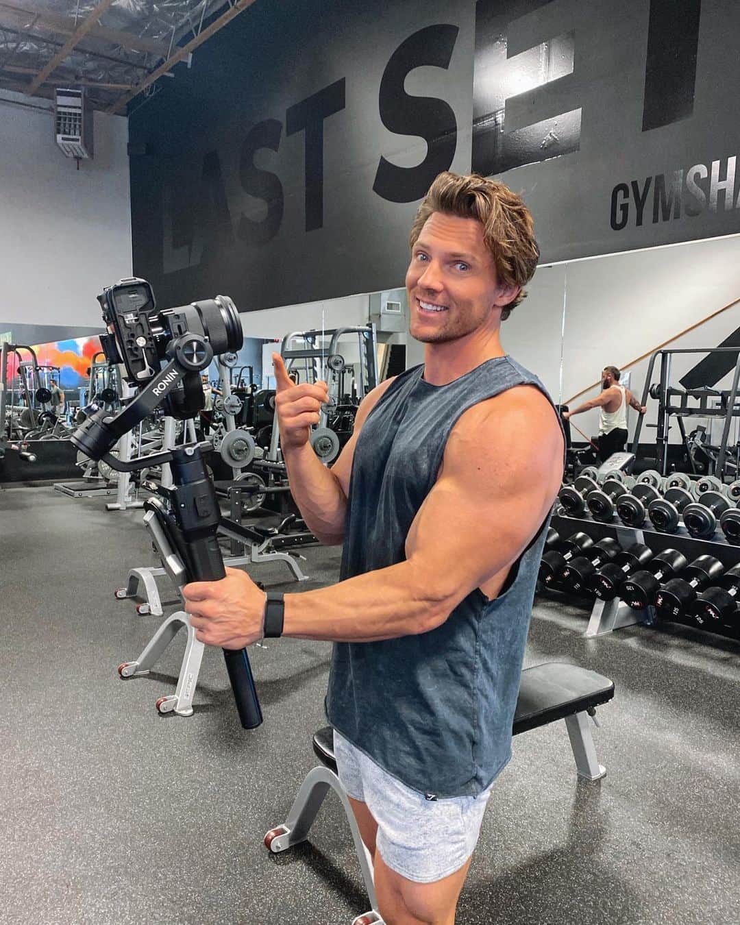 スティーブ・クックのインスタグラム：「The real Secret to being a successful fitness Youtuber is to carry oversized camera gear... This ensures arm and shoulder activation at all times... arms almost as strong as that December golf tan line」