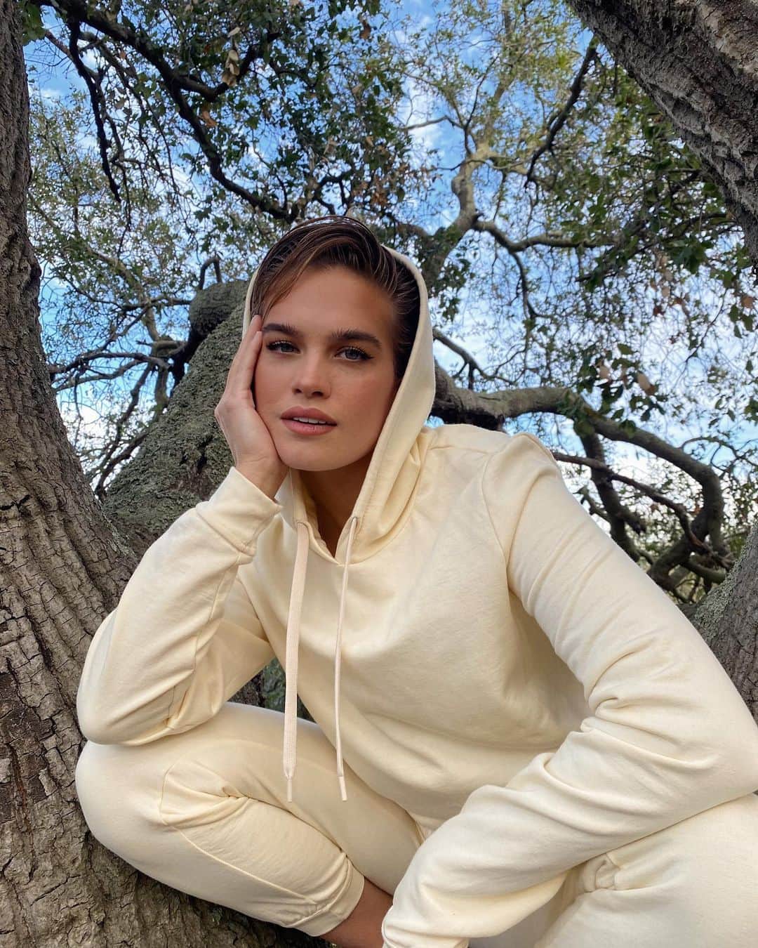 ストーミ・ヘンレイのインスタグラム：「You should’ve seen the boost it took to get up into this tree lol🐒 wearing the new @vitaminaswim loungewear, it’s so softtt🙌🏼」