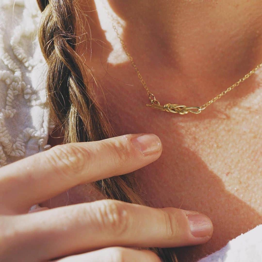 のインスタグラム：「The Figure Eight.  The first knot we are taught as climbers. The first knot of the day. The quintessential climber's knot.   This is a collaboration piece, between @bribol and myself. We believe in simplicity, and the freedom to express multitudes. We designed this necklace to represent the inherent grace and femininity within climbing; to remind us that we can be bold and elegant, at the same time.  The Figure Eight is a partner in your adventures, as well as a reminder of those still left to be had.   We hope The Figure Eight encourages you to climb your own route.   This limited edition piece will be available in gold and silver and ready to ship Dec 15th 5pm pt on Bri’s website. 💕🧗🏼‍♀️  Photo of @bribol by the uber talented  @sashaturrentine 🤍」