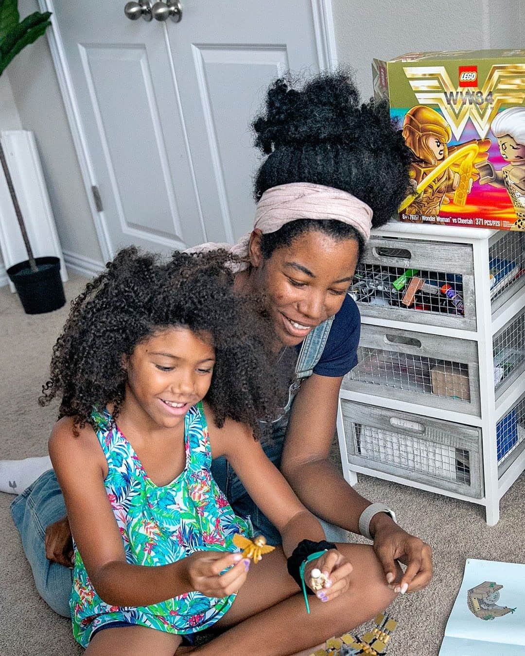 Wal-Mart Stores, Incのインスタグラム：「Three steps to winning the holidays: 1. Save 20% on select Lego sets. 2. Watch every little you know go 🤸🏿‍♂️ when they open their gift. 3. Explain that you’re not the real 🎅🏿, but you do know him!」