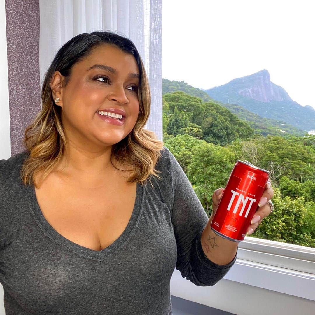 Preta Gilのインスタグラム：「As mulheres vão mudar o mundo!Amigas, irmãs, colegas de trabalho, tenho muito orgulho de todas as mulheres que movem o mundo. Vamos fazer um brinde às mulheres empreendedoras de sua própria vida? Mesmo sendo maioria, ainda precisamos quebrar tantas barreiras para conquistar nossos objetivos! Justamente por isso é muito importante destacarmos cada vez mais as mulheres que fazem a diferença. É com esse pensamento que a @tntenergydrink está apoiando a categoria “Empreendedora Musical” do @womensmusicevent Awards by @music2mynd, que incentiva e reconhece as executivas da indústria musical. Muito incrível! O WME Awards é a primeira premiação dedicada a valorizar as mulheres do mundo da música! Eu ofereço meu brinde para @letticia.munniz, mulher que admiro muito e amo estar perto. #publi」