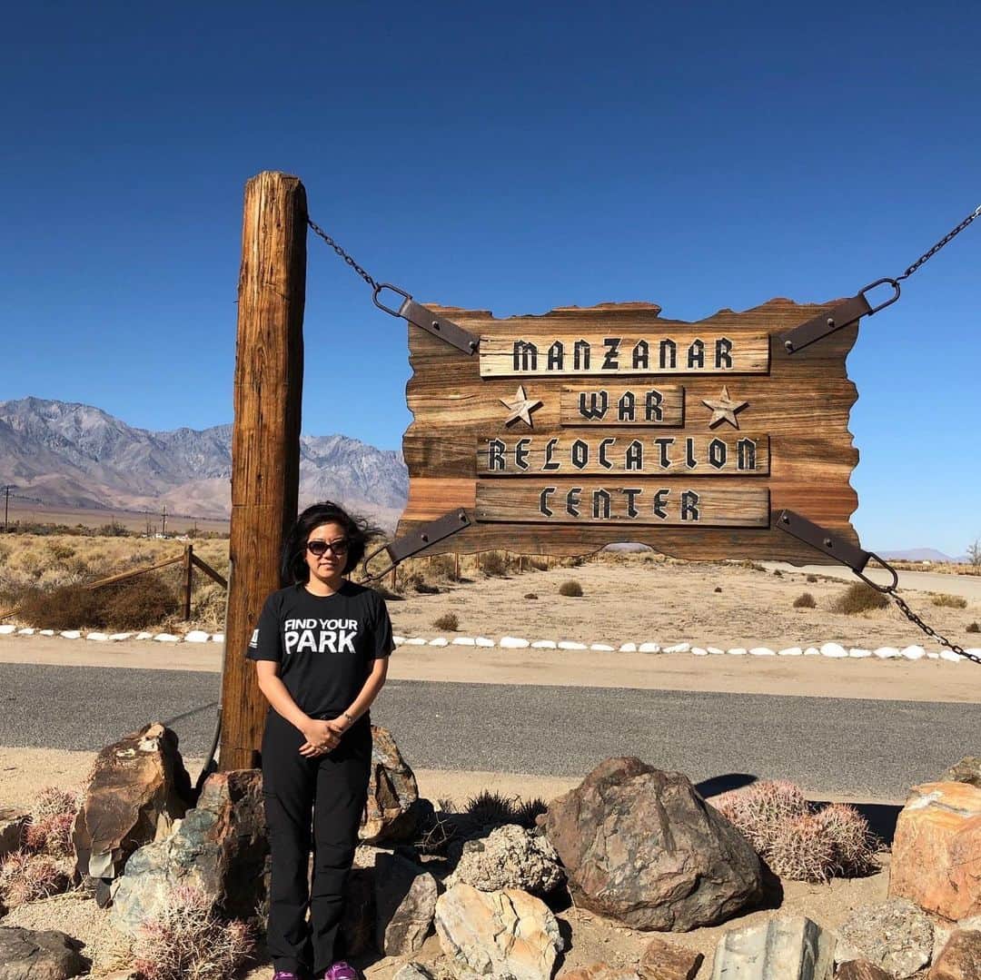 Subaru of Americaさんのインスタグラム写真 - (Subaru of AmericaInstagram)「In 1942, during WWII, Kim’s relatives were among approximately 10,000 individuals forced to leave their homes and brought to Manzanar War Relocation Center in Independence, CA – which is now part of the National Park System as Manzanar National Historic Site.   As a senior director of corporate partnerships @nationalparkfoundation, Kim brings these deeply personal connections with her every day as she brings companies and national park priorities together to help ensure the forever preservation of these important places and that current and future generations have rich and meaningful park experiences. #ShareTheLove   (📸: Kim Hirose Tobe)」12月10日 6時12分 - subaru_usa