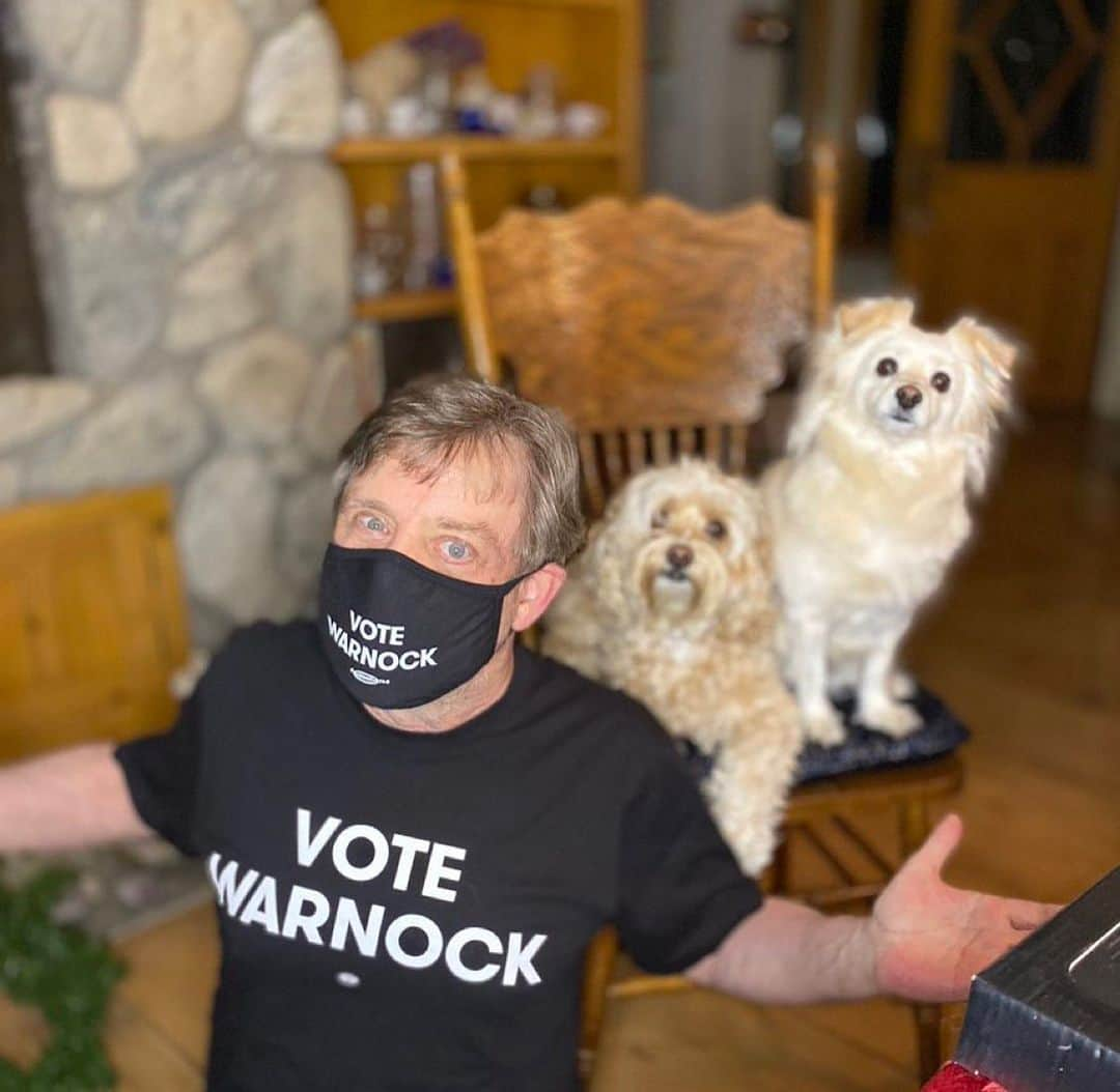 マーク・ハミルさんのインスタグラム写真 - (マーク・ハミルInstagram)「Healthcare is at stake. Jobs are at stake. Justice is at stake The very soul of our democracy is at stake. #VoteWarnock to save the Senate. #AmericaNeedsGeorgia  #PopsAndPupsForTheRev 👨&🐶4 WARNOCK‼️ Donate.VoteWarnock.com @raphaelwarnock」12月10日 6時15分 - markhamill