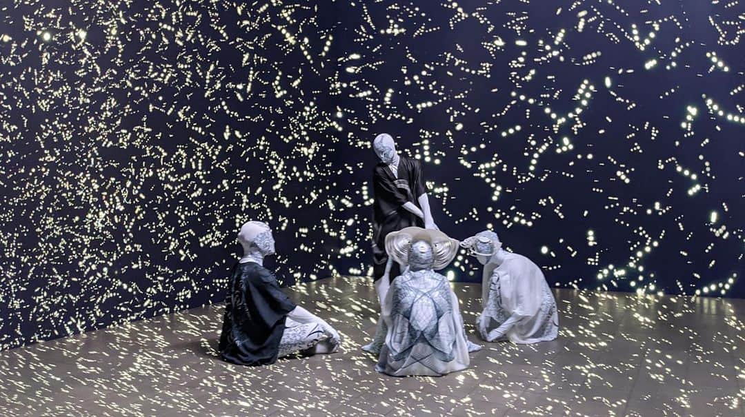スリーアズフォーのインスタグラム：「Thank you @factmag for featuring “Vesica Pisces”  threeASFOUR 2021  Directed by  Jessica Mitrani and Alex Czetwertynski @jessicasofiamitrani  @alexczetwertynski   XR Virtual Production Content Alex Czetwertynski  Director of Photography Charles Billot @charles_billot   Choreography Jonah Bokaer @jonah_bokaer   Producer John Morgan @johnnyfmorgan   Music Georgia @georgiastudio   Editing/VFX/Graphics Alex Czetwertynski First AC Bobby Davidson  In Association with Worldstage @worldstage_inc  Worldstage team Shelly Sabel - Creative Director Raul Herrera - XR Technical Integrator  & Disguise Programmer Daniel Aleman -  Project Manager Juan Gonzalez - Notch Artist  Dancers appearing courtesy of Jonah Bokaer Choreography @jonah_bokaer   Hala Shah Isiah João da Silva Rourou Ye Nadia Khayrallah @halapepper  @the_wavy_seal  @nadiainherownworld  @rourou_sweetheart   threeASFOUR team Creative Directors Adi Gil Angela Donhauser Gabi Asfour  Creative Consultant Victoria Bartlett  @georgegoce676   And Autumn Beckens Brit Shaked Hailey Desjardins Jeremey Ripley Hi Hsuan Sang Samyukta Easwaran Nina Britschgi Anson Jaak Yiu Li Vivienne Lee Josephine Panel Jina Lee M Nava Peter Salera  Fabric Prints In collaboration with Mimaki USA Print Design in collaboration with Brit Shaked  @mimakiusa @mimakiusa_textile  @brittshaked   E-textiles In collaboration with Wearable Media: Yuchen Zhang & Hellyn Teng @wearable.media   Producer Circle of Jonah Bokaer Choreography Mary Barone Rosalinda Dear  Dorothy Tapper Goldman  Special Thanks to  Adorama TJ Donoghue Lars Pedersen Board Of Directors, Jonah Bokaer Arts Foundation, Inc.  Victoria Nelson Harris Dr Sassi  featuring “behind the scenes”」