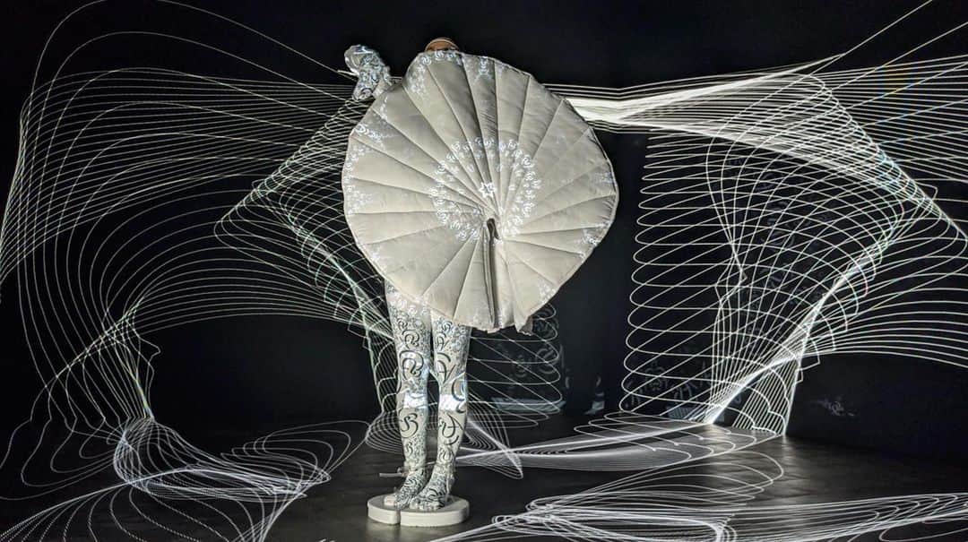 スリーアズフォーのインスタグラム：「Thank you @factmag for featuring “Vesica Pisces”  threeASFOUR 2021  Directed by  Jessica Mitrani and Alex Czetwertynski @jessicasofiamitrani  @alexczetwertynski   XR Virtual Production Content Alex Czetwertynski  Director of Photography Charles Billot @charles_billot   Choreography Jonah Bokaer @jonah_bokaer   Producer John Morgan @johnnyfmorgan   Music Georgia @georgiastudio   Editing/VFX/Graphics Alex Czetwertynski First AC Bobby Davidson  In Association with Worldstage @worldstage_inc  Worldstage team Shelly Sabel - Creative Director Raul Herrera - XR Technical Integrator  & Disguise Programmer Daniel Aleman -  Project Manager Juan Gonzalez - Notch Artist  Dancers appearing courtesy of Jonah Bokaer Choreography @jonah_bokaer   Hala Shah Isiah João da Silva Rourou Ye Nadia Khayrallah @halapepper  @the_wavy_seal  @nadiainherownworld  @rourou_sweetheart   threeASFOUR team Creative Directors Adi Gil Angela Donhauser Gabi Asfour  Creative Consultant Victoria Bartlett  @georgegoce676   And Autumn Beckens Brit Shaked Hailey Desjardins Jeremey Ripley Hi Hsuan Sang Samyukta Easwaran Nina Britschgi Anson Jaak Yiu Li Vivienne Lee Josephine Panel Jina Lee M Nava Peter Salera  Fabric Prints In collaboration with Mimaki USA Print Design in collaboration with Brit Shaked  @mimakiusa @mimakiusa_textile  @brittshaked   E-textiles In collaboration with Wearable Media: Yuchen Zhang & Hellyn Teng @wearable.media   Producer Circle of Jonah Bokaer Choreography Mary Barone Rosalinda Dear  Dorothy Tapper Goldman  Special Thanks to  Adorama TJ Donoghue Lars Pedersen Board Of Directors, Jonah Bokaer Arts Foundation, Inc.  Victoria Nelson Harris Dr Sassi  featuring “behind the scenes”」