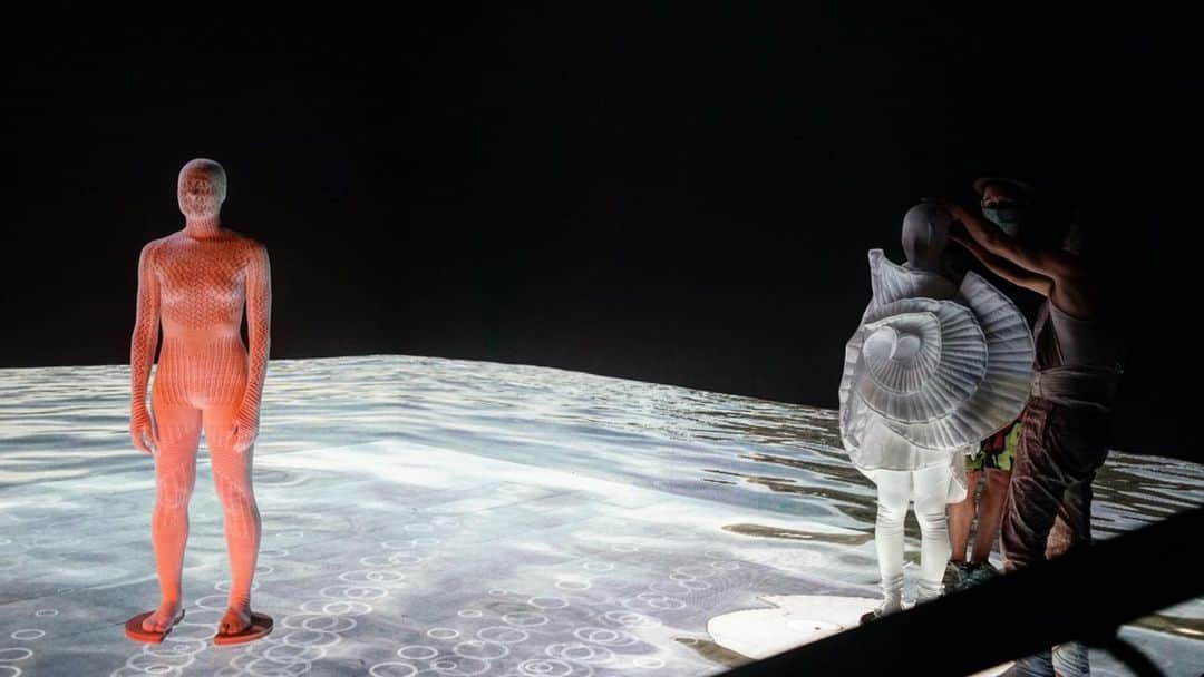 スリーアズフォーのインスタグラム：「Thank you @factmag for featuring “Vesica Pisces”  threeASFOUR 2021  Directed by  Jessica Mitrani and Alex Czetwertynski @jessicasofiamitrani  @alexczetwertynski   XR Virtual Production Content Alex Czetwertynski  Director of Photography Charles Billot @charles_billot   Choreography Jonah Bokaer @jonah_bokaer   Producer John Morgan @johnnyfmorgan   Music Georgia @georgiastudio   Editing/VFX/Graphics Alex Czetwertynski First AC Bobby Davidson  In Association with Worldstage @worldstage_inc  Worldstage team Shelly Sabel - Creative Director Raul Herrera - XR Technical Integrator  & Disguise Programmer Daniel Aleman -  Project Manager Juan Gonzalez - Notch Artist  Dancers appearing courtesy of Jonah Bokaer Choreography @jonah_bokaer   Hala Shah Isiah João da Silva Rourou Ye Nadia Khayrallah @halapepper  @the_wavy_seal  @nadiainherownworld  @rourou_sweetheart   threeASFOUR team Creative Directors Adi Gil Angela Donhauser Gabi Asfour  Creative Consultant Victoria Bartlett  @georgegoce676   And Autumn Beckens Brit Shaked Hailey Desjardins Jeremey Ripley Hi Hsuan Sang Samyukta Easwaran Nina Britschgi Anson Jaak Yiu Li Vivienne Lee Josephine Panel Jina Lee M Nava Peter Salera  Fabric Prints In collaboration with Mimaki USA Print Design in collaboration with Brit Shaked  @mimakiusa @mimakiusa_textile  @brittshaked   E-textiles In collaboration with Wearable Media: Yuchen Zhang & Hellyn Teng @wearable.media   Producer Circle of Jonah Bokaer Choreography Mary Barone Rosalinda Dear  Dorothy Tapper Goldman  Special Thanks to  Adorama TJ Donoghue Lars Pedersen Board Of Directors, Jonah Bokaer Arts Foundation, Inc.  Victoria Nelson Harris Dr Sassi  featuring “behind the scenes”」