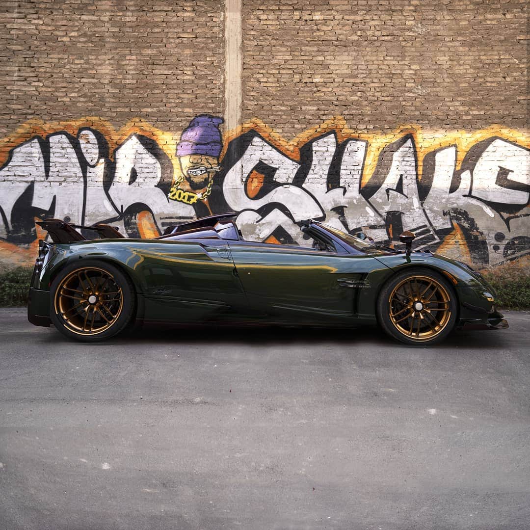 パガーニ・アウトモビリのインスタグラム：「"Inspired, at the highest level, by beauty and scientific research."  The motto explains to us exactly the nature of the Roadster BC: a power of more than 800 hp and a torque of 1,050 NM already at 2,000 rpm wrapped in a charming, hand-crafted jewel that weighs 1,250 kg.  Beauty or beast? What do you think?   #pagani #huayra #roadsterbc」