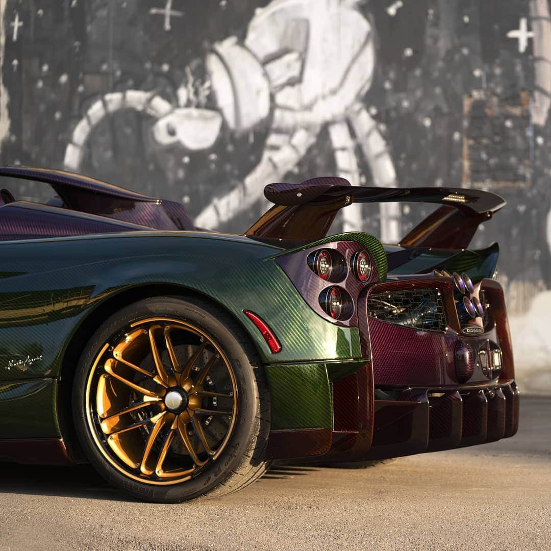 パガーニ・アウトモビリのインスタグラム：「"Inspired, at the highest level, by beauty and scientific research."  The motto explains to us exactly the nature of the Roadster BC: a power of more than 800 hp and a torque of 1,050 NM already at 2,000 rpm wrapped in a charming, hand-crafted jewel that weighs 1,250 kg.  Beauty or beast? What do you think?   #pagani #huayra #roadsterbc」