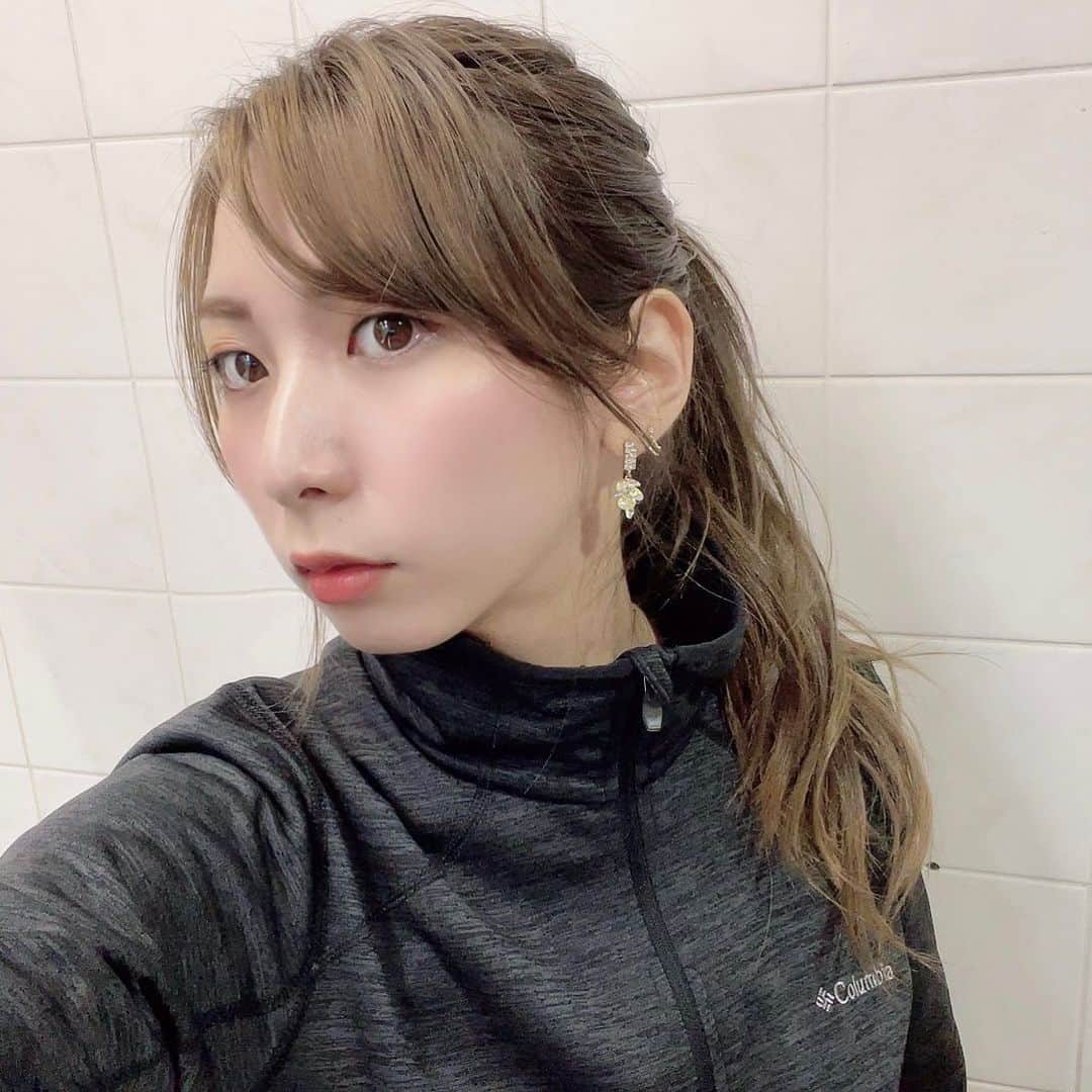 竹原三貴のインスタグラム：「おはようございます🌺🌈 ポニーテールが肩にかかって前から見えるくらいになりたくて髪伸ばしてたんだ、、もう少しで理想の長さ😋  Have tried not to cut my hair until could see the ponytail on my shoulder from the front. It's gonna be almost my ideal length 😋  #ロングヘア #ポニーテール #ポニーテール女子 #columbia #bowling #ボウリング #ボウリング女子 #高回転女子 #볼링 #볼링하는여자 #롱헤어 #포니테일 #コロンビア #保齡球🎳」