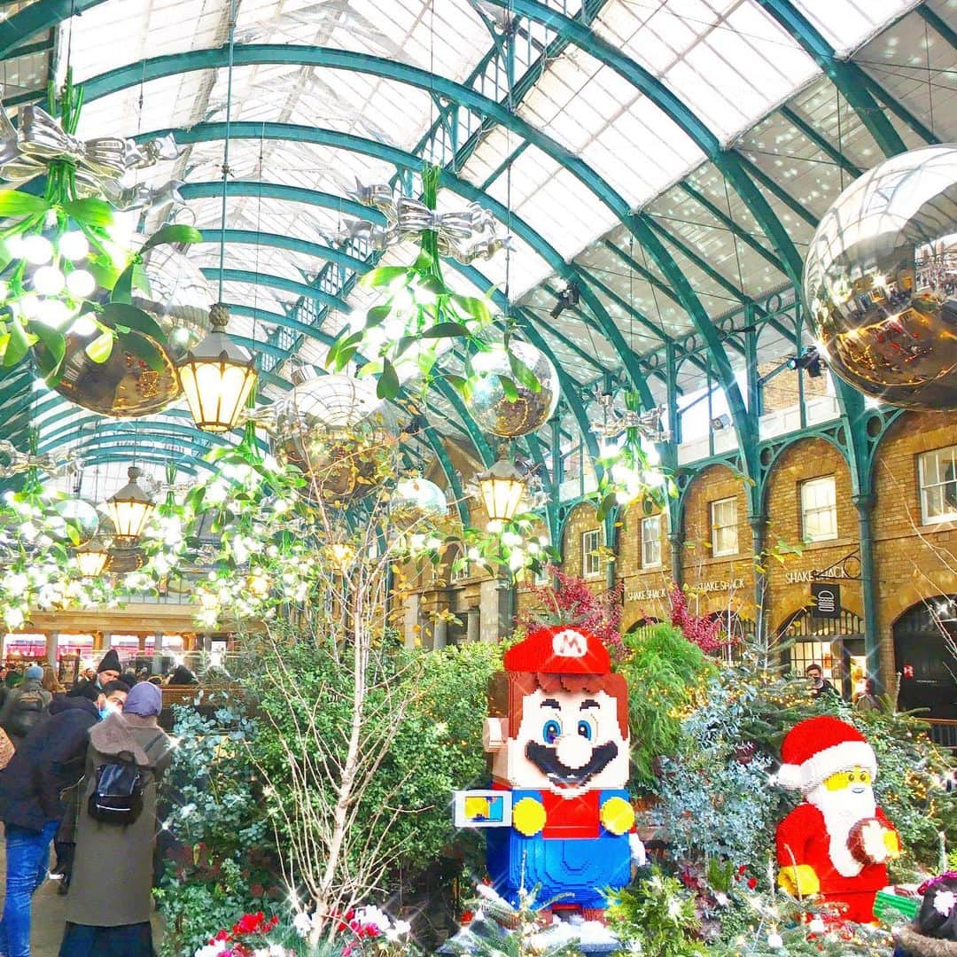 渡辺枝里子さんのインスタグラム写真 - (渡辺枝里子Instagram)「【コベントガーデン🇬🇧🎄】  去年のコベントガーデンはティファニーの飾り付けが何とも可愛かったですが、今年は、  LEGO‼︎‼︎  マリオとコベントガーデンのコラボが面白い✨  小さな男の子がはしゃいでLEGOを見ていた様子が微笑ましかったです☺️  I went to Covent Garden last weekend.  Christmas of 2019 at Covent Garden was Tiffany christmas🎄  We can enjoy LEGO this year😁‼︎ * * * * * #london #uk #coventgarden  #christmas #lego #mario #dinosaur  #londondiaries #londonlife  #ロンドン　#イギリス　#コベントガーデン　#クリスマス　#レゴ　#マリオ #恐竜 #海外　#海外生活　#ロンドンライフ　#ロンドン日記　#渡辺枝里子」12月10日 6時31分 - eriko_watanabe_21