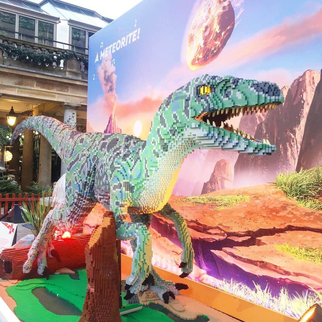 渡辺枝里子さんのインスタグラム写真 - (渡辺枝里子Instagram)「【コベントガーデン🇬🇧🎄】  去年のコベントガーデンはティファニーの飾り付けが何とも可愛かったですが、今年は、  LEGO‼︎‼︎  マリオとコベントガーデンのコラボが面白い✨  小さな男の子がはしゃいでLEGOを見ていた様子が微笑ましかったです☺️  I went to Covent Garden last weekend.  Christmas of 2019 at Covent Garden was Tiffany christmas🎄  We can enjoy LEGO this year😁‼︎ * * * * * #london #uk #coventgarden  #christmas #lego #mario #dinosaur  #londondiaries #londonlife  #ロンドン　#イギリス　#コベントガーデン　#クリスマス　#レゴ　#マリオ #恐竜 #海外　#海外生活　#ロンドンライフ　#ロンドン日記　#渡辺枝里子」12月10日 6時31分 - eriko_watanabe_21