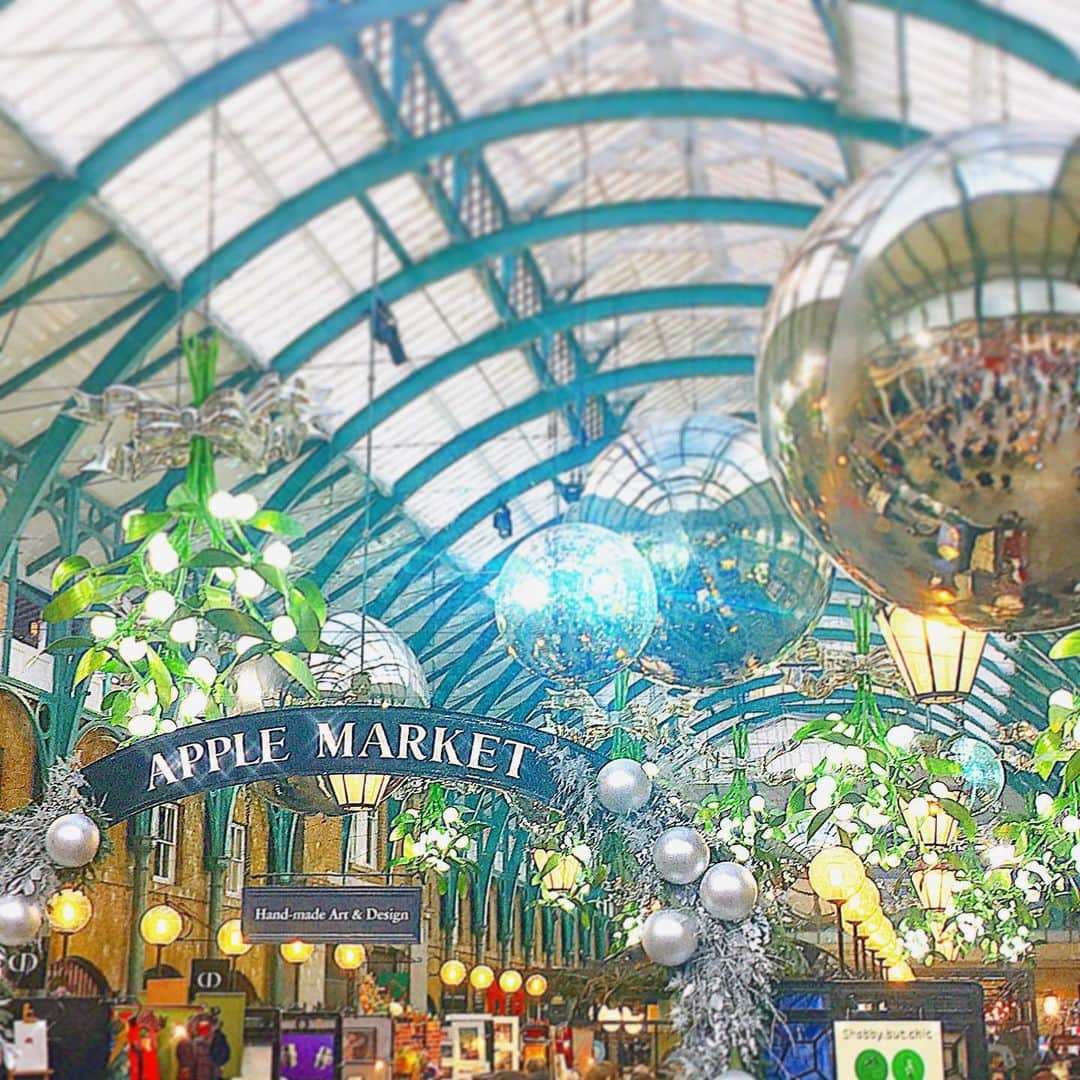 のインスタグラム：「【コベントガーデン🇬🇧🎄】  去年のコベントガーデンはティファニーの飾り付けが何とも可愛かったですが、今年は、  LEGO‼︎‼︎  マリオとコベントガーデンのコラボが面白い✨  小さな男の子がはしゃいでLEGOを見ていた様子が微笑ましかったです☺️  I went to Covent Garden last weekend.  Christmas of 2019 at Covent Garden was Tiffany christmas🎄  We can enjoy LEGO this year😁‼︎ * * * * * #london #uk #coventgarden  #christmas #lego #mario #dinosaur  #londondiaries #londonlife  #ロンドン　#イギリス　#コベントガーデン　#クリスマス　#レゴ　#マリオ #恐竜 #海外　#海外生活　#ロンドンライフ　#ロンドン日記　#渡辺枝里子」