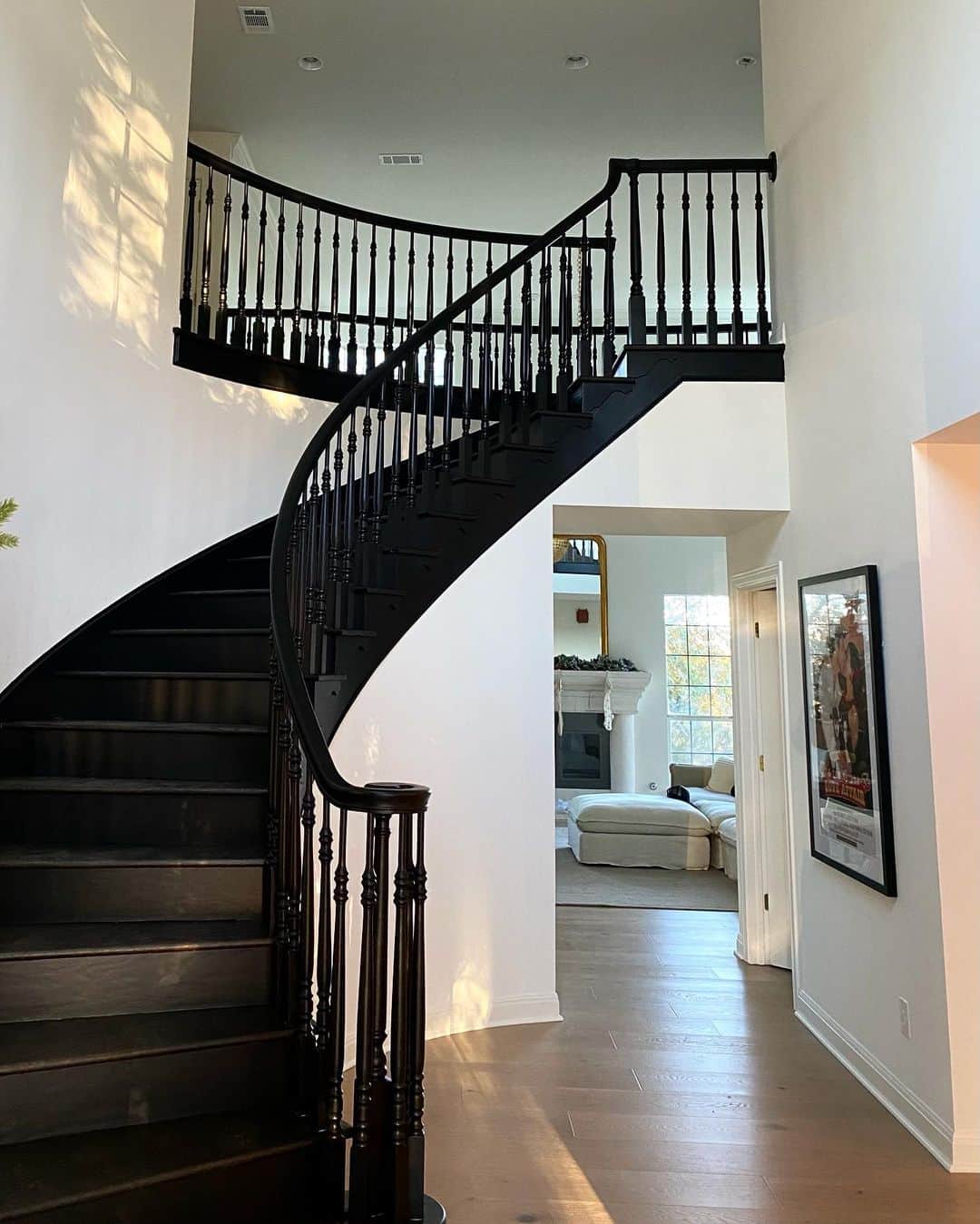 のインスタグラム：「This is just an iPhone pic so it really doesn’t even do it justice, but look at this before and after of the staircase, and the floors and a fresh coat of white paint :) #renovatetheannablesyall」