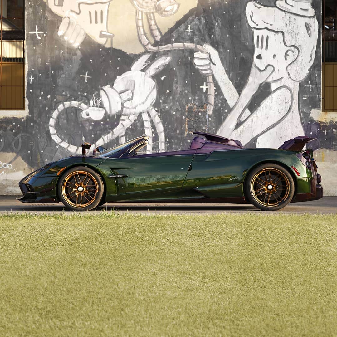 パガーニ・アウトモビリのインスタグラム：「"Inspired, at the highest level, by beauty and scientific research."  The motto explains to us exactly the nature of the Roadster BC: a power of more than 800 hp and a torque of 1,050 NM already at 2,000 rpm wrapped in a charming, hand-crafted jewel that weighs 1,250 kg.  Beauty or beast? What do you think?   #pagani #huayra #roadsterbc」