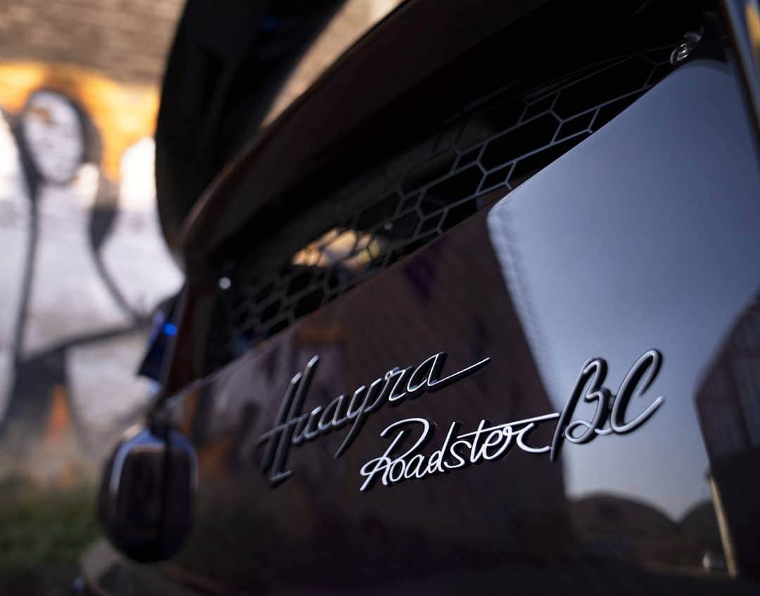パガーニ・アウトモビリのインスタグラム：「"Inspired, at the highest level, by beauty and scientific research."  The motto explains to us exactly the nature of the Roadster BC: a power of more than 800 hp and a torque of 1,050 NM already at 2,000 rpm wrapped in a charming, hand-crafted jewel that weighs 1,250 kg.  Beauty or beast? What do you think?   #pagani #huayra #roadsterbc」